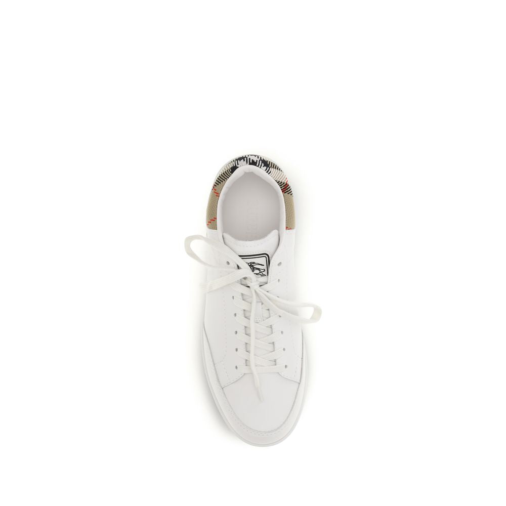 Baskets basses Burberry Bos Taurus en cuir de veau blanc, style décontracté et élégant, vue de face avec logo discret.