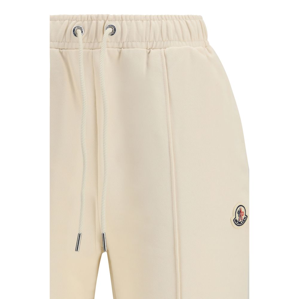 Pantalon de sport beige en coton de la marque Moncler, coupe décontractée et confortable pour l'activité physique.