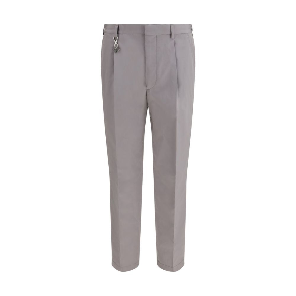 Pantalon gris en coton de Prada pour femme, coupe élégante et tissu doux, vue de face avec ceinture et poches intégrées.