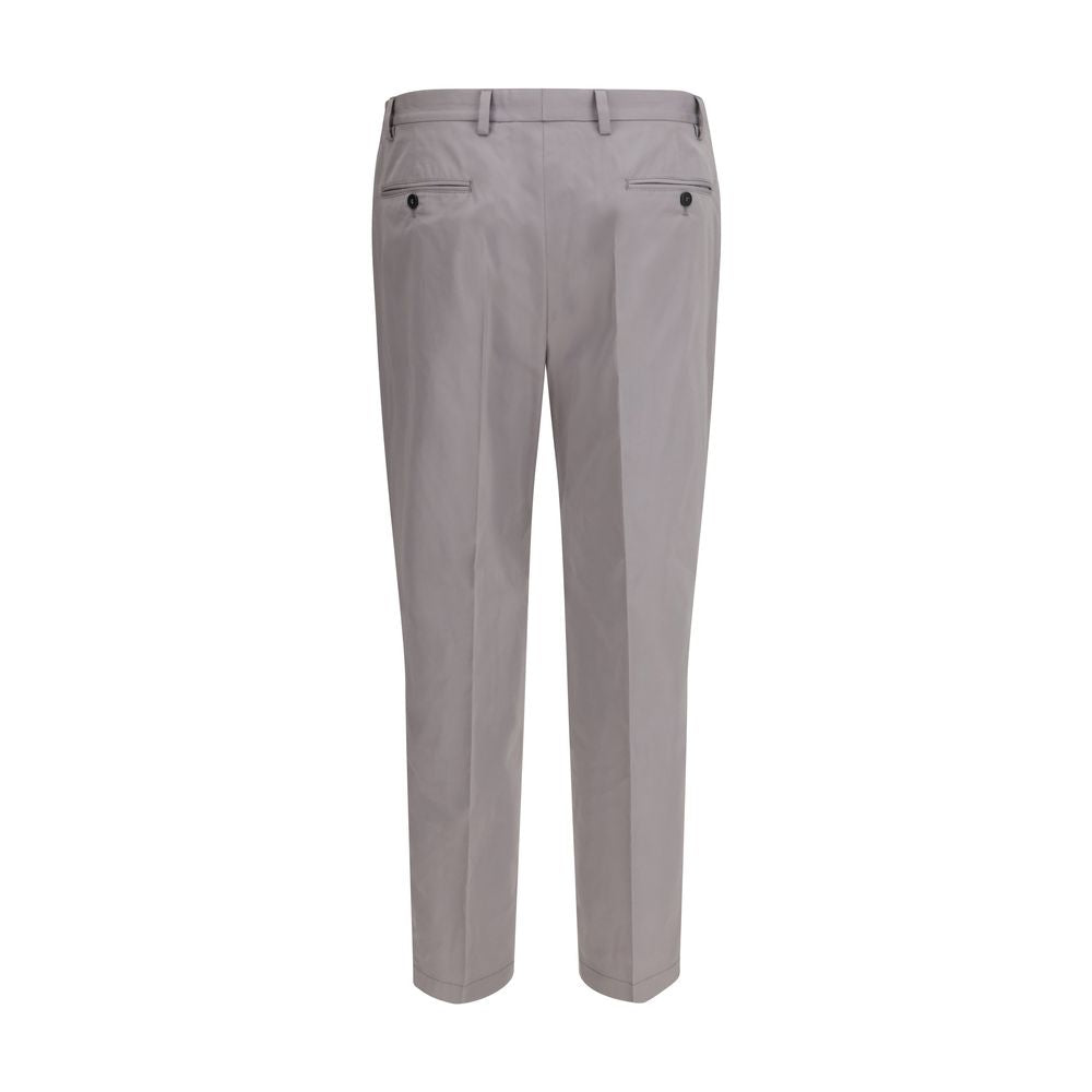 Pantalon gris en coton de Prada pour femme, coupe classique et élégante, visible en détail dans l'image.