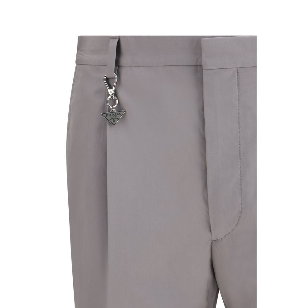 Pantalon en coton gris Prada pour femme, coupe élégante et tissu doux, idéal pour un look sophistiqué.