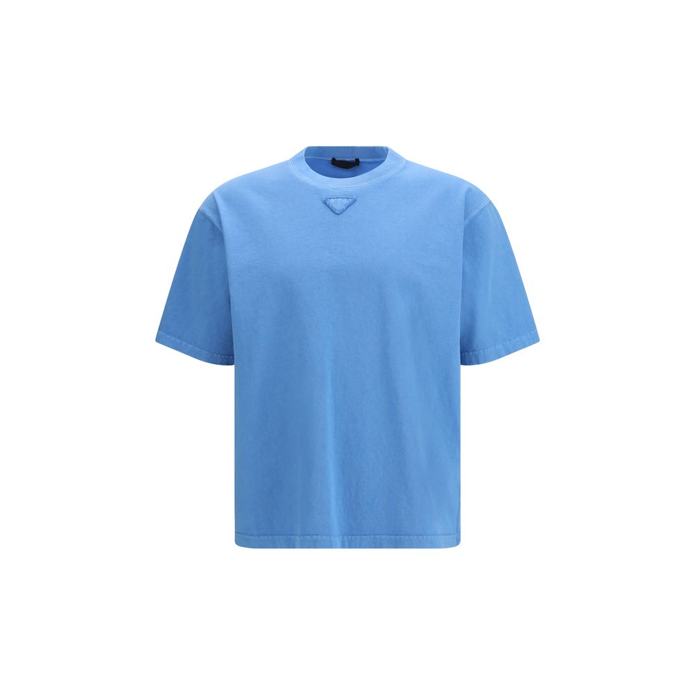T-shirt en coton bleu Prada, coupe classique, avec logo Prada visible, porté sur mannequin.