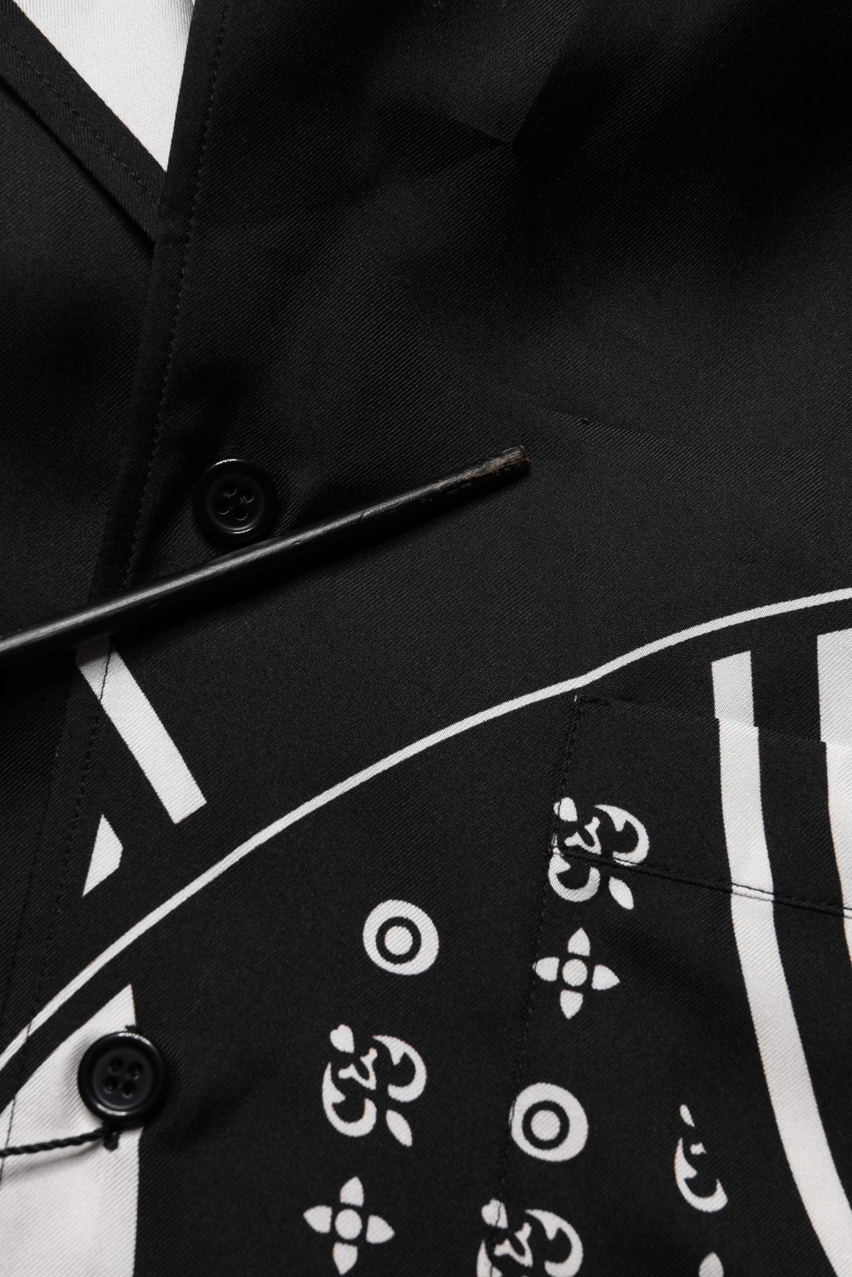 Chemise courte en soie noire Dolce & Gabbana avec logo imprimé et manches courtes, élégante et sophistiquée.