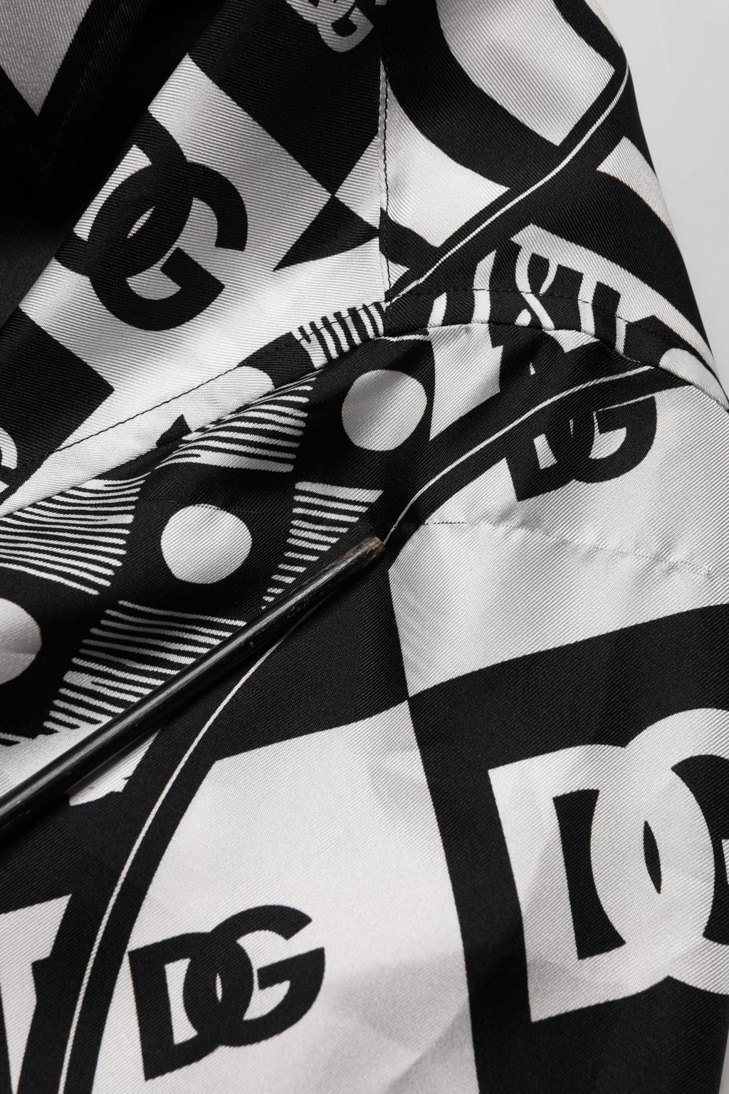 Chemise courte à manches courtes en soie noire Dolce & Gabbana avec logo imprimé, élégante et sophistiquée.