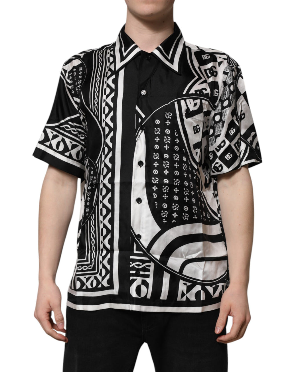 Chemise courte en soie noire Dolce & Gabbana avec logo imprimé, manches courtes et design élégant.