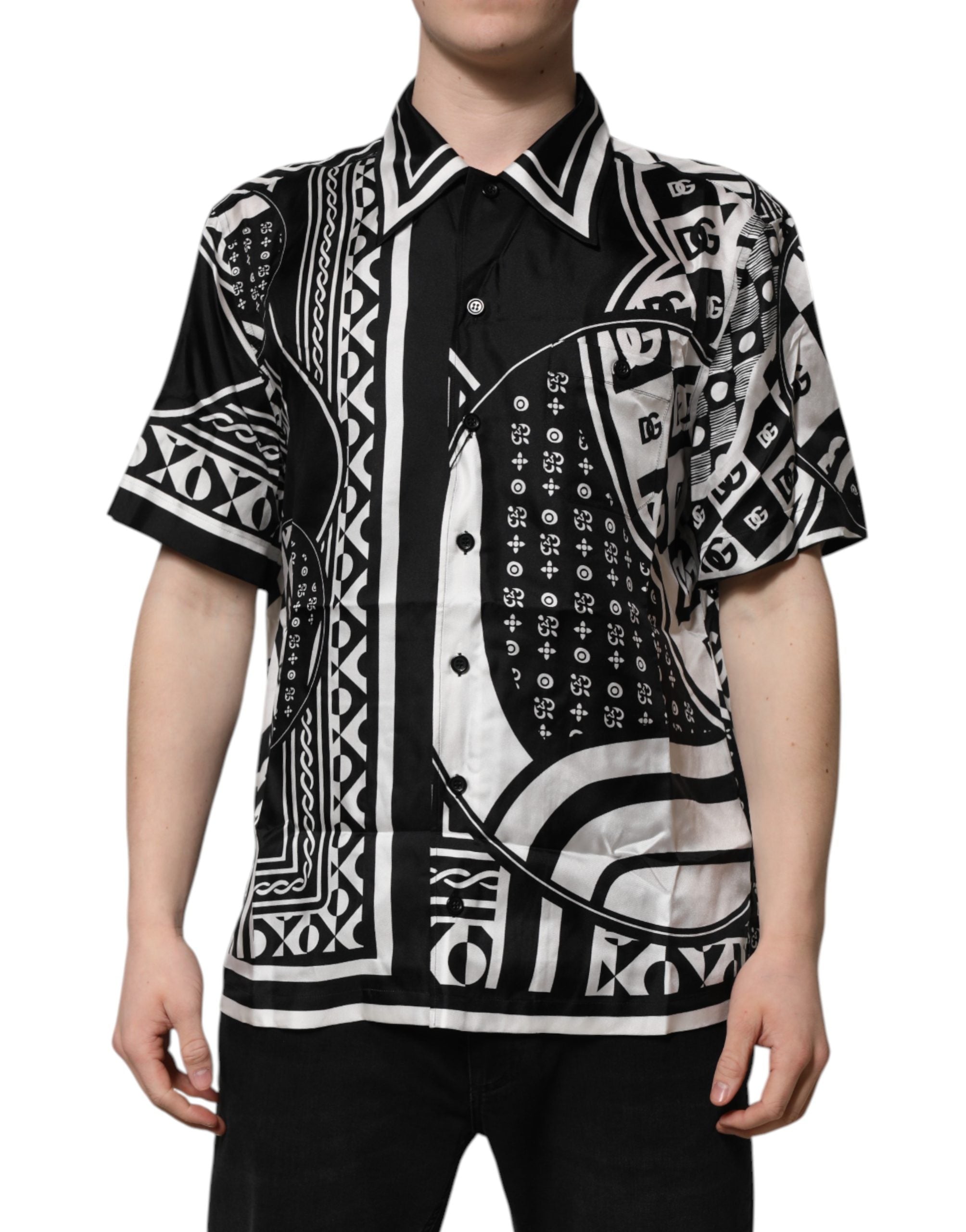 Chemise courte en soie noire Dolce & Gabbana avec logo imprimé, manches courtes et design élégant.