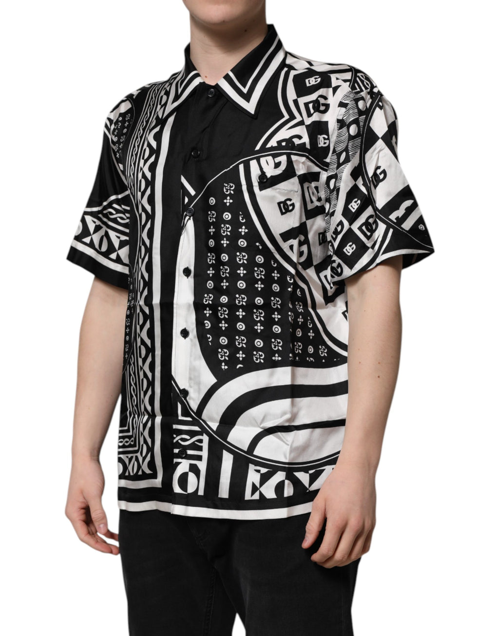Chemise noire en soie Dolce & Gabbana à manches courtes avec logo imprimé, élégante et légère, vue de face.