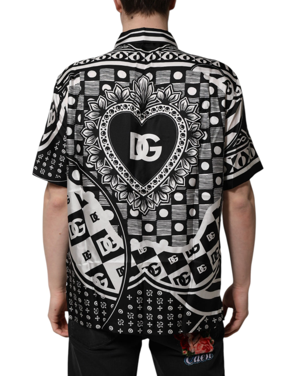 Chemise Dolce & Gabbana en soie noire à manches courtes avec logo imprimé, élégante et moderne.