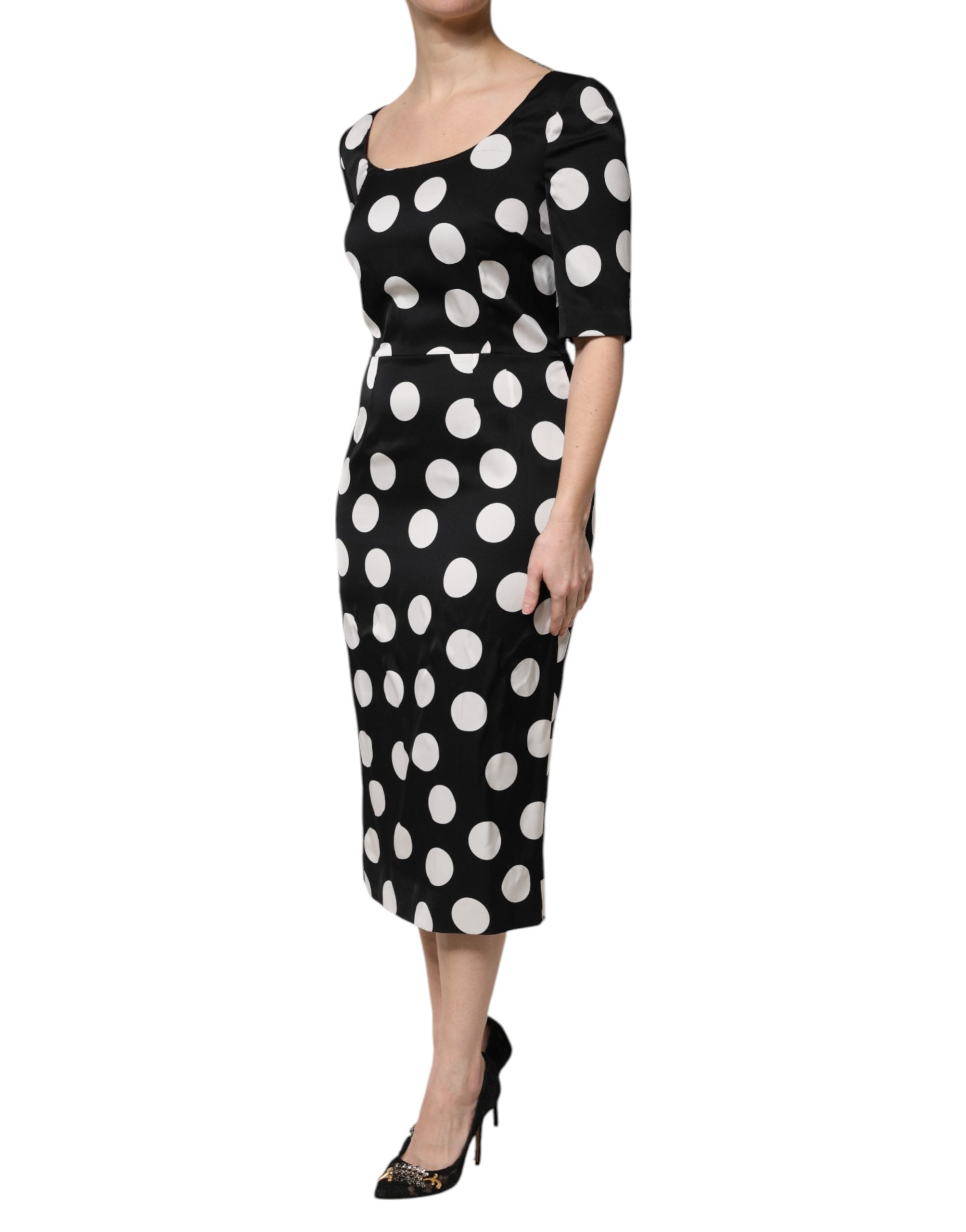 Robe midi en soie noire et blanche à pois de Dolce & Gabbana, coupe ajustée et élégante.
