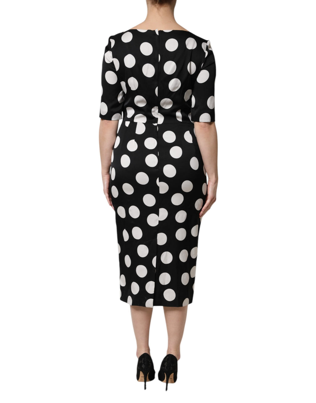 Robe midi en soie noire et blanche à pois de Dolce & Gabbana, robe ajustée élégante avec col en V et manches courtes.