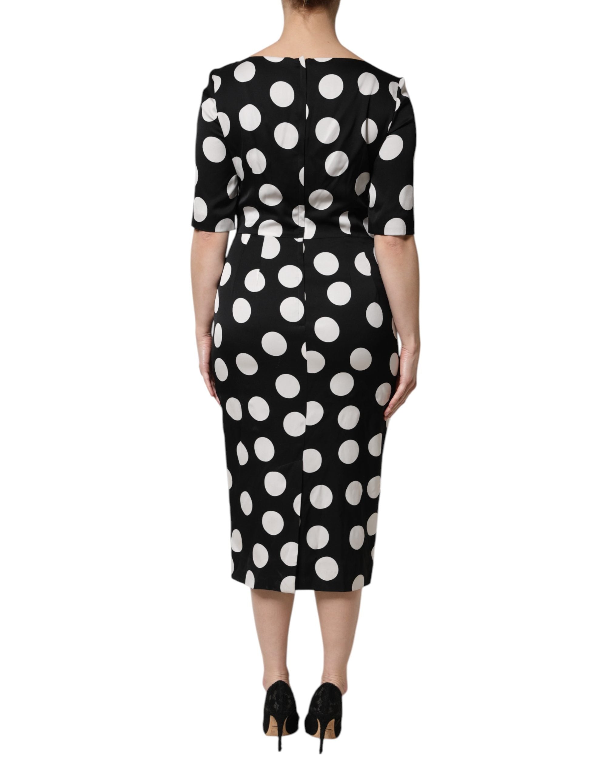 Robe midi en soie noire et blanche à pois de Dolce & Gabbana, robe ajustée élégante avec col en V et manches courtes.
