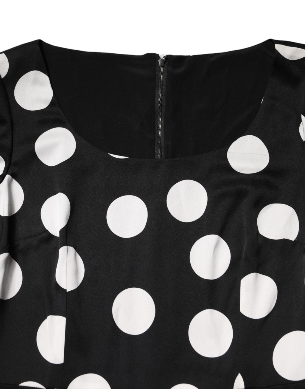 Robe midi en soie noire et blanche à pois de Dolce & Gabbana, robe droite élégante avec motif à pois.