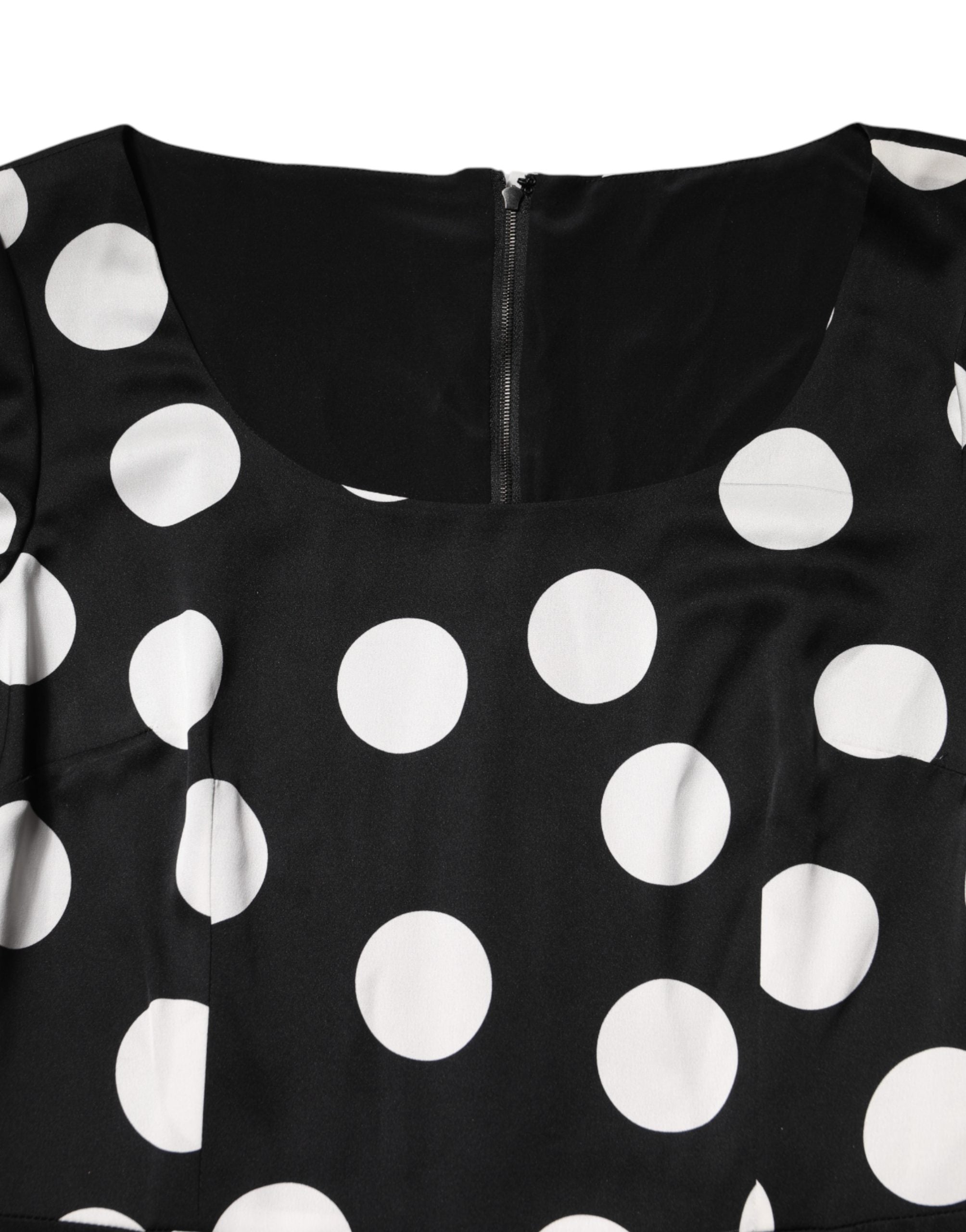 Robe midi en soie noire et blanche à pois de Dolce & Gabbana, robe droite élégante avec motif à pois.