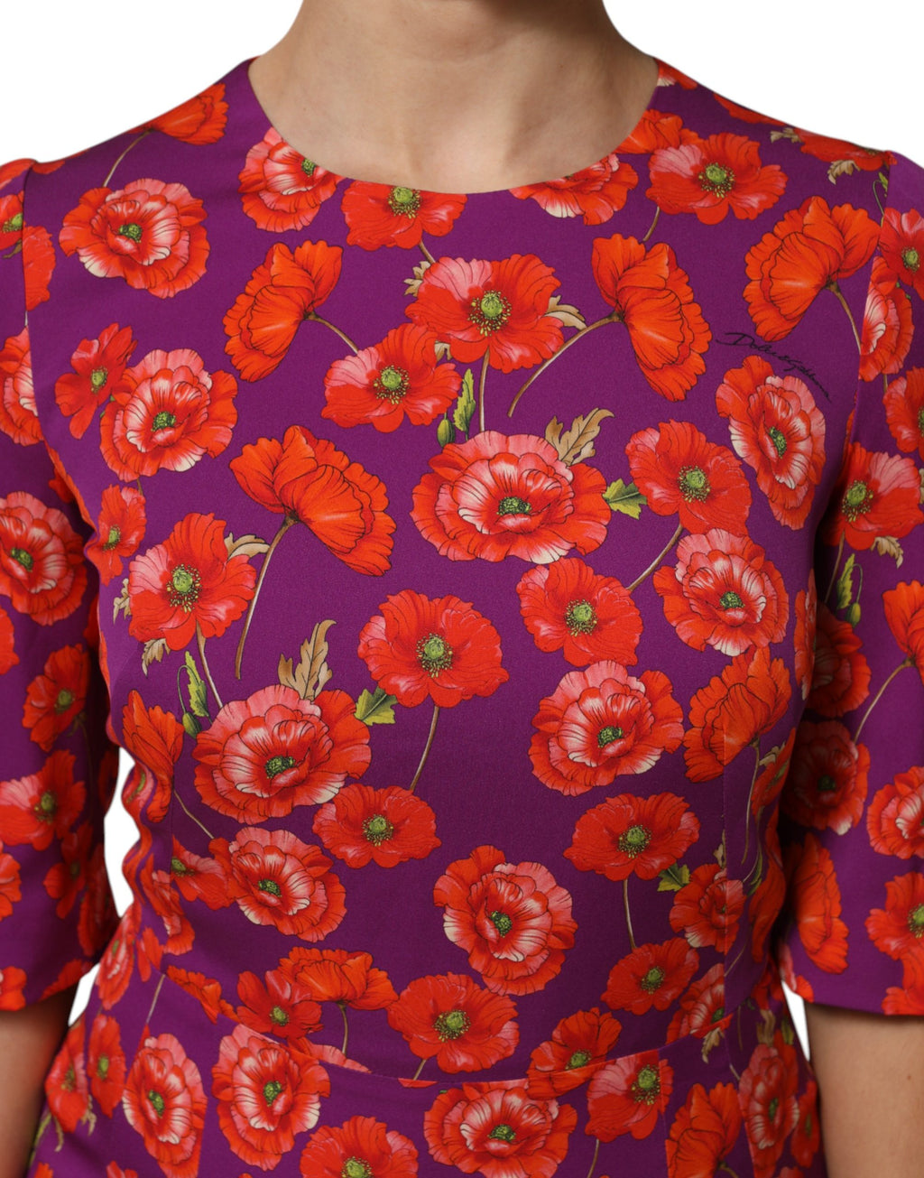 Robe midi en soie violette à imprimé floral Dolce & Gabbana, coupe ajustée, élégante et sophistiquée.