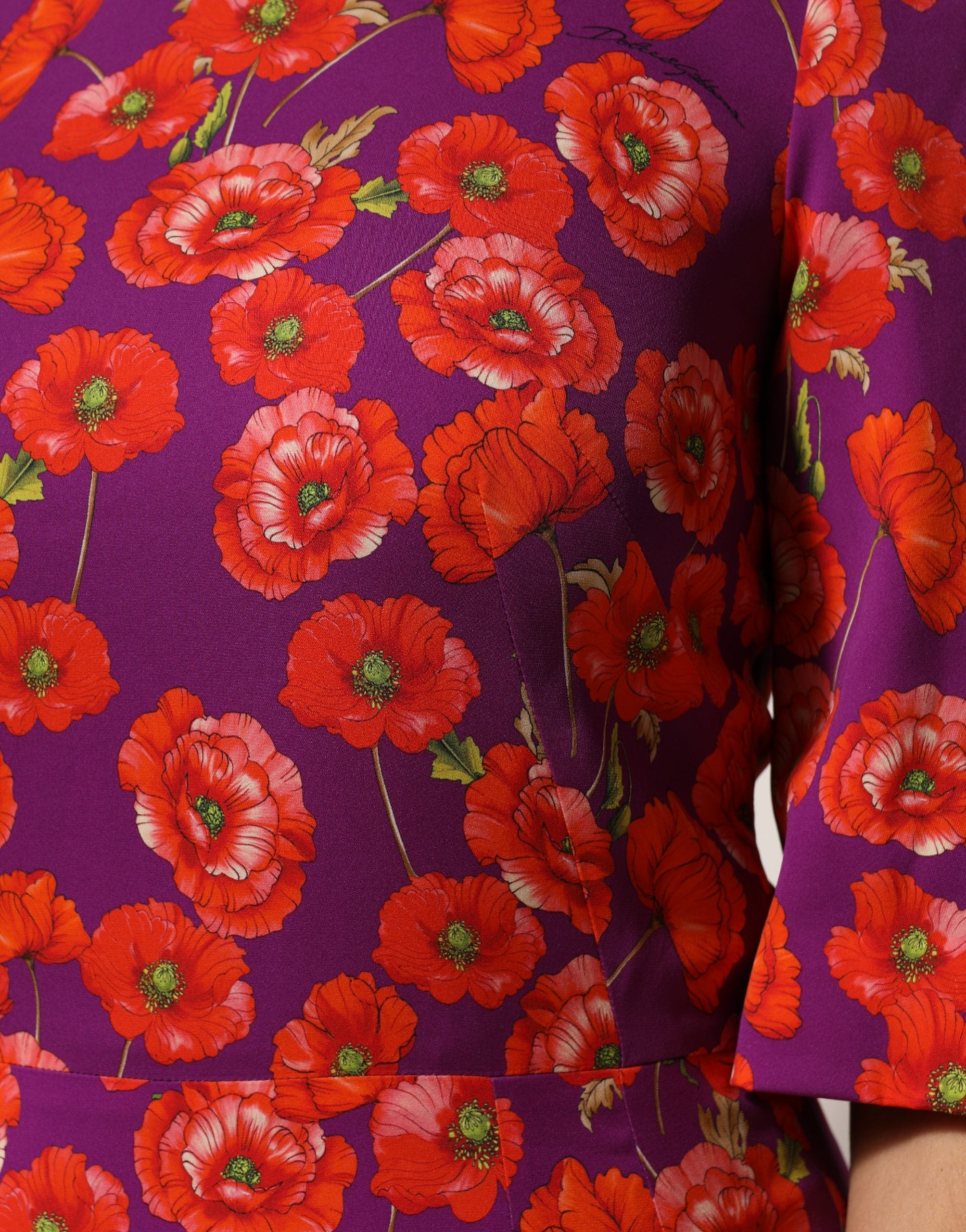 Robe midi en soie violette à imprimé floral de Dolce & Gabbana, robe ajustée élégante avec décolleté en V.