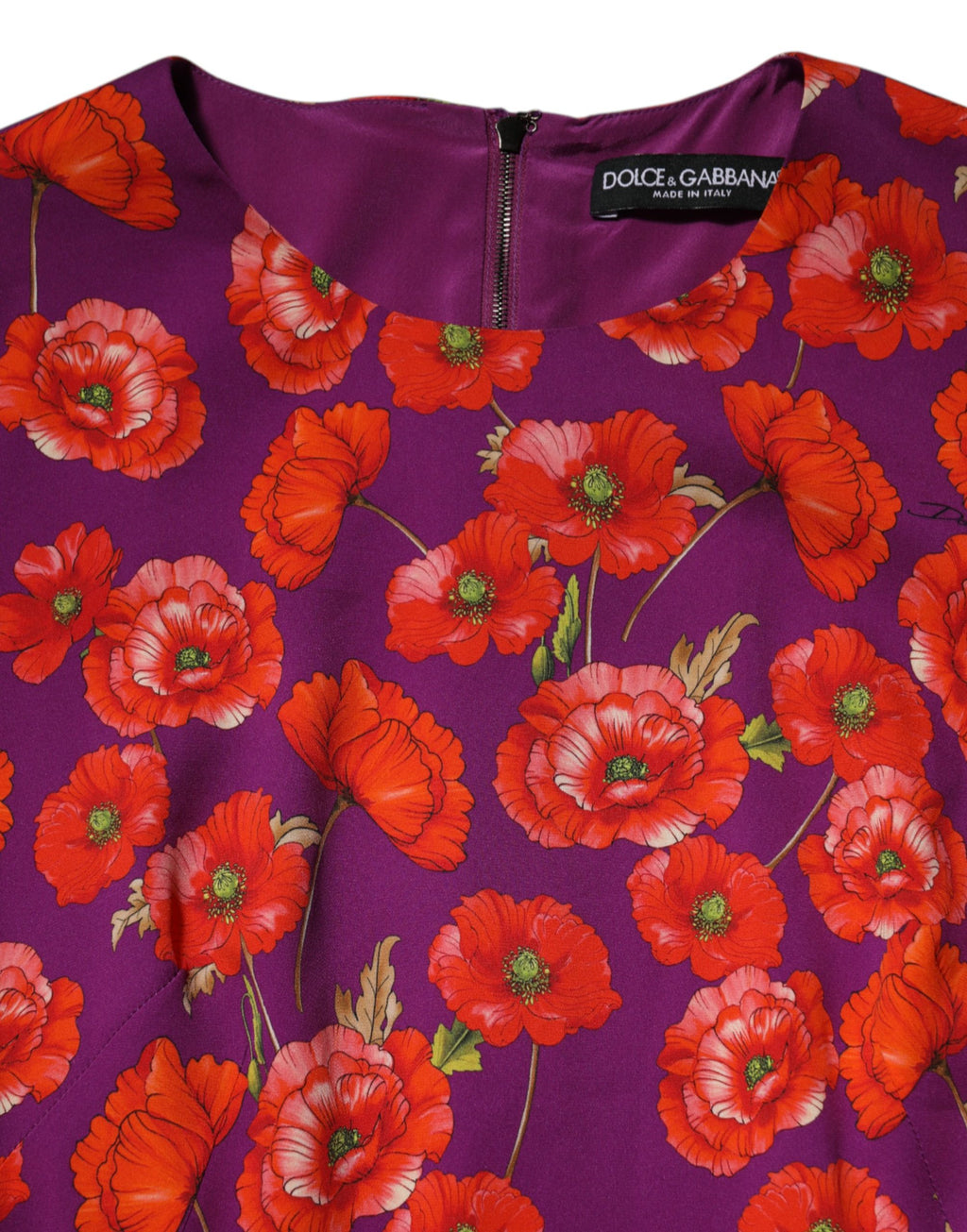 Robe midi en soie violette à fleurs de Dolce & Gabbana, coupe ajustée et élégante, motif floral vibrant.