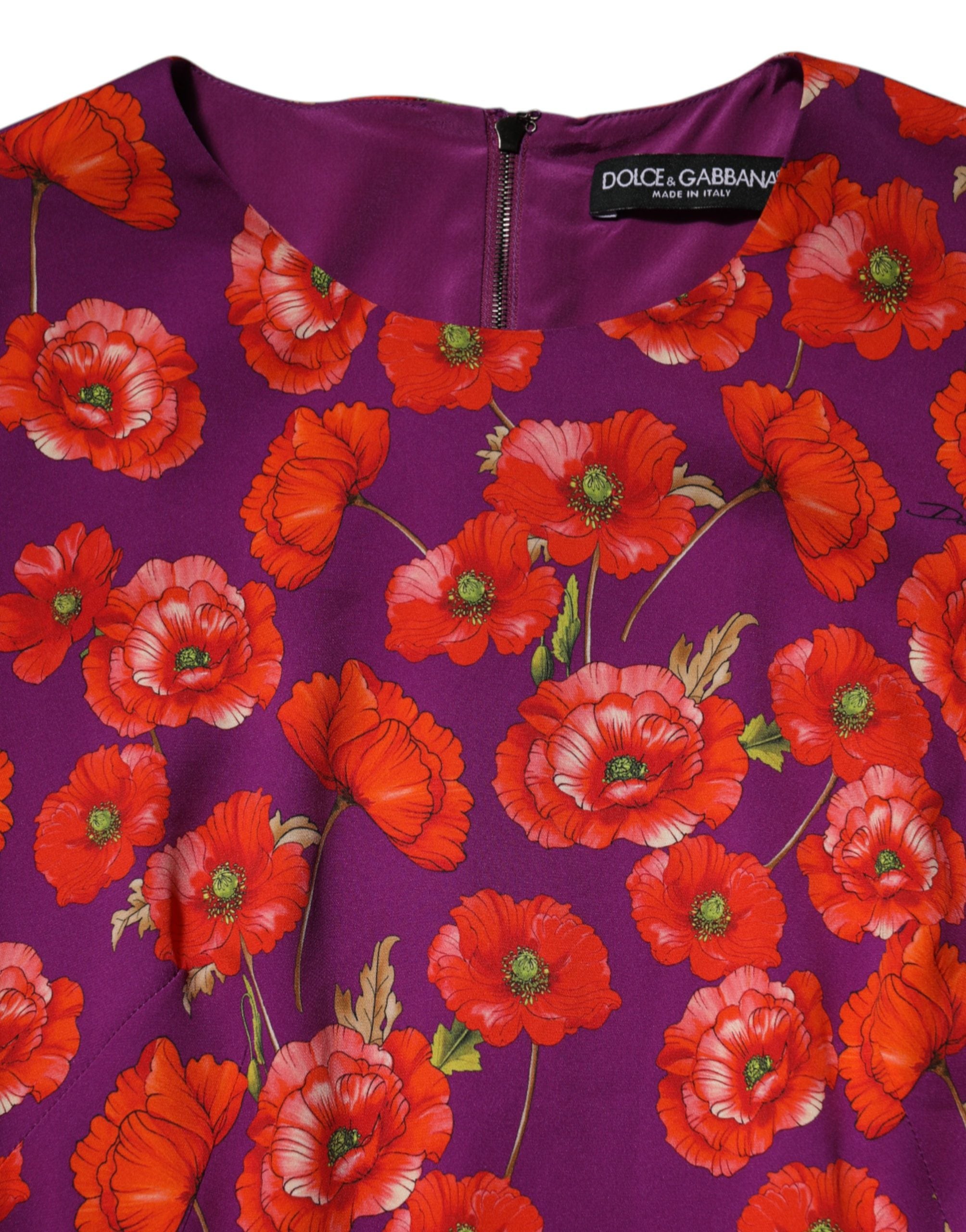 Robe midi en soie violette à fleurs de Dolce & Gabbana, coupe ajustée et élégante, motif floral vibrant.