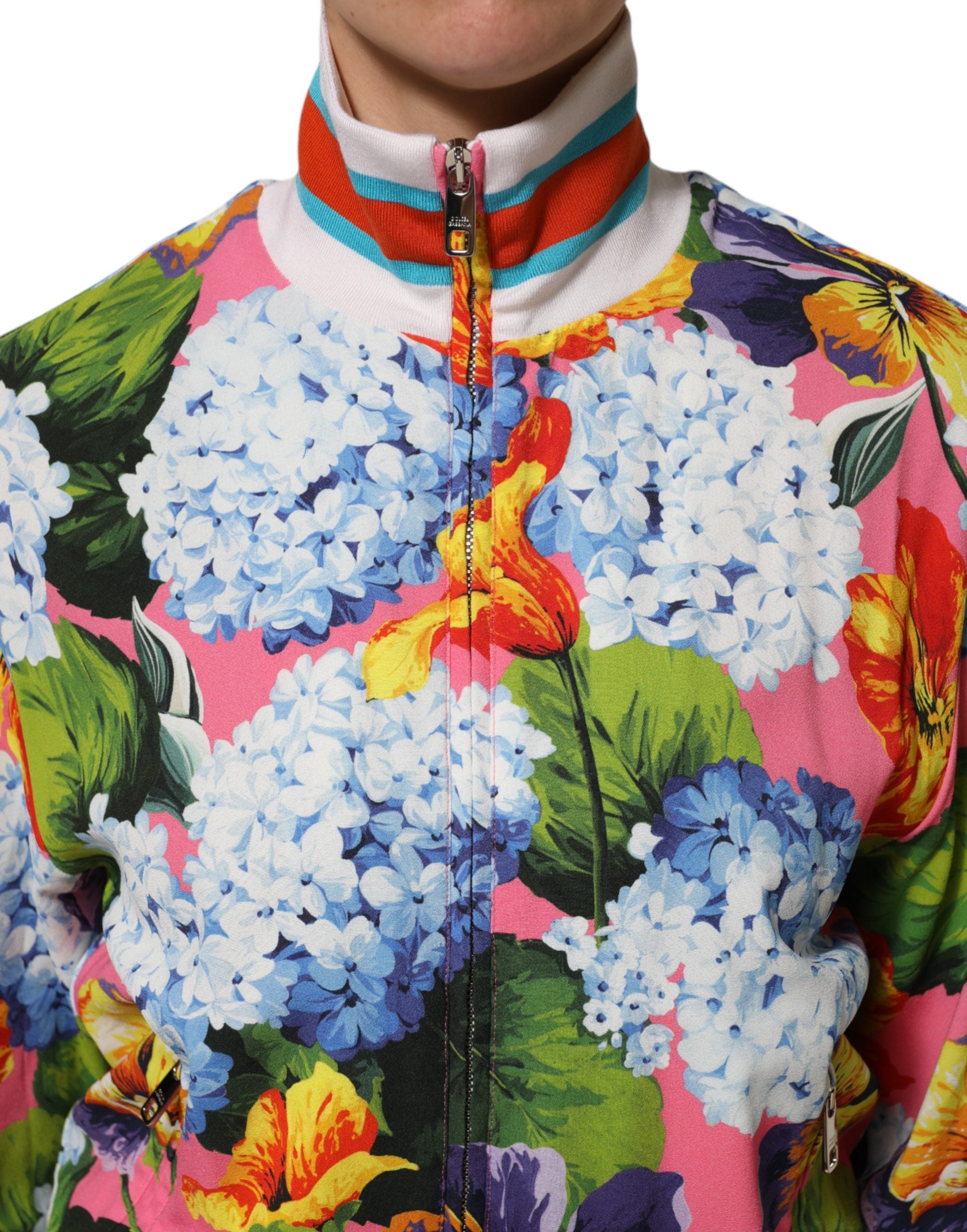 Cardigan Dolce & Gabbana à fermeture éclair, imprimé floral multicolore, léger et élégant, porté sur un mannequin.