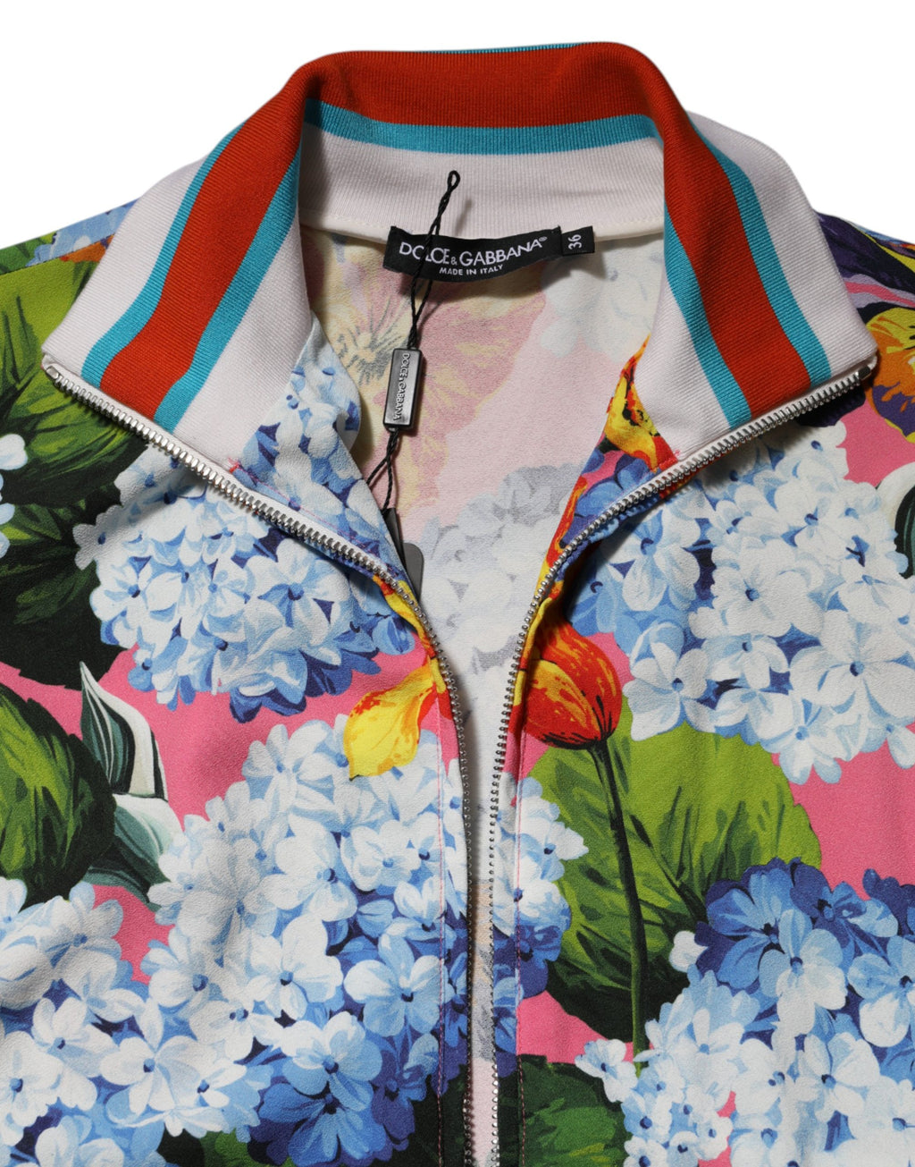 Veste cardigan zippée Dolce & Gabbana à imprimé floral multicolore, légère et élégante, portée ouverte avec col montant.
