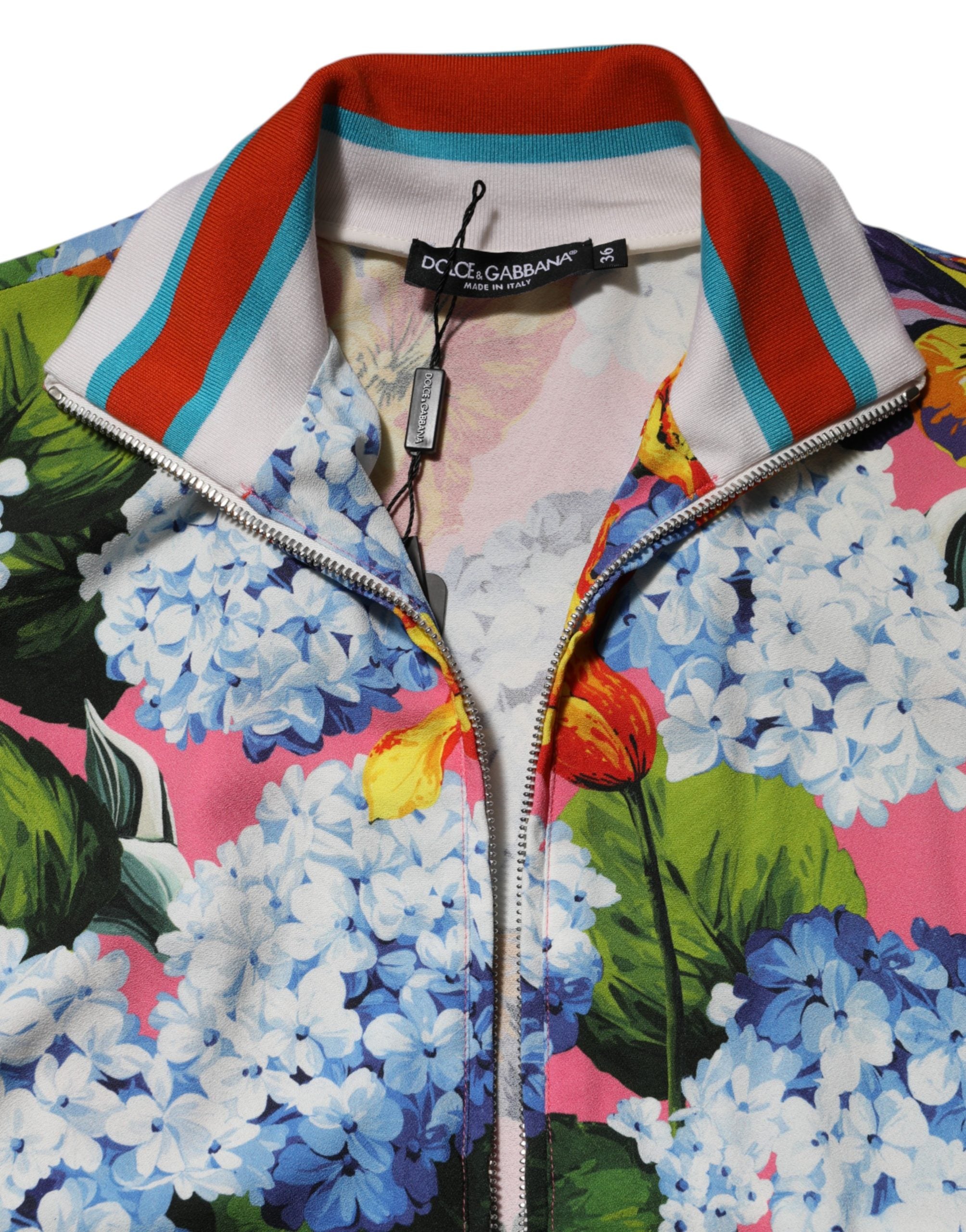 Veste cardigan zippée Dolce & Gabbana à imprimé floral multicolore, légère et élégante, portée ouverte avec col montant.