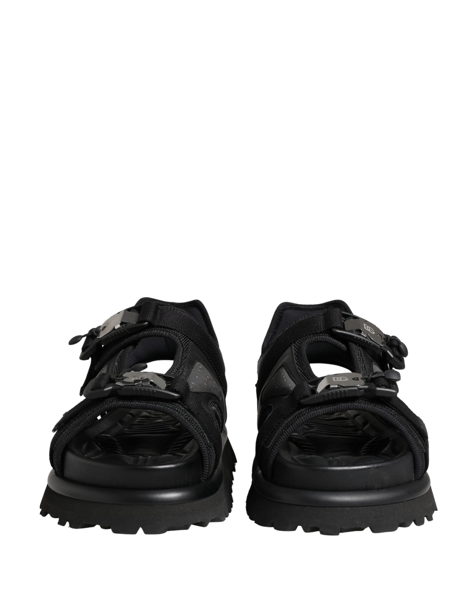 Sandales hommes Dolce & Gabbana noires à logo détaillé, chaussures épaisses et tendance, visibles en gros plan.