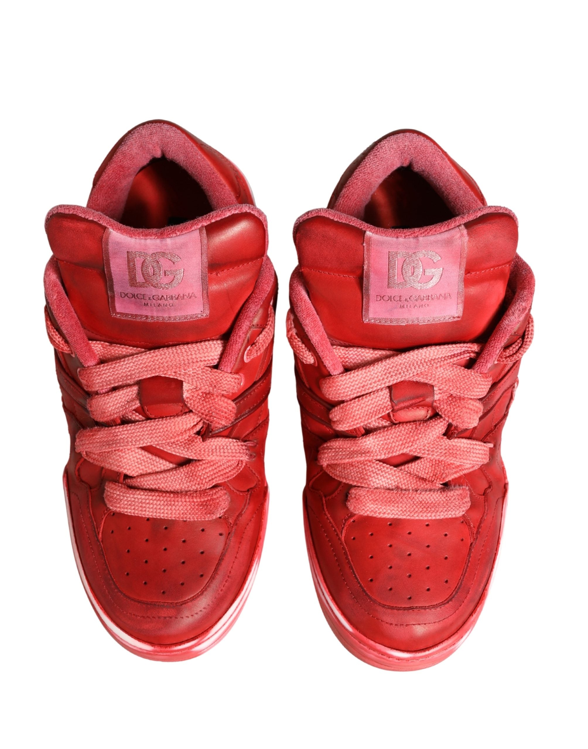 Chaussures sneakers pour hommes Dolce & Gabbana en daim rouge délavé et usé, style décontracté et tendance.