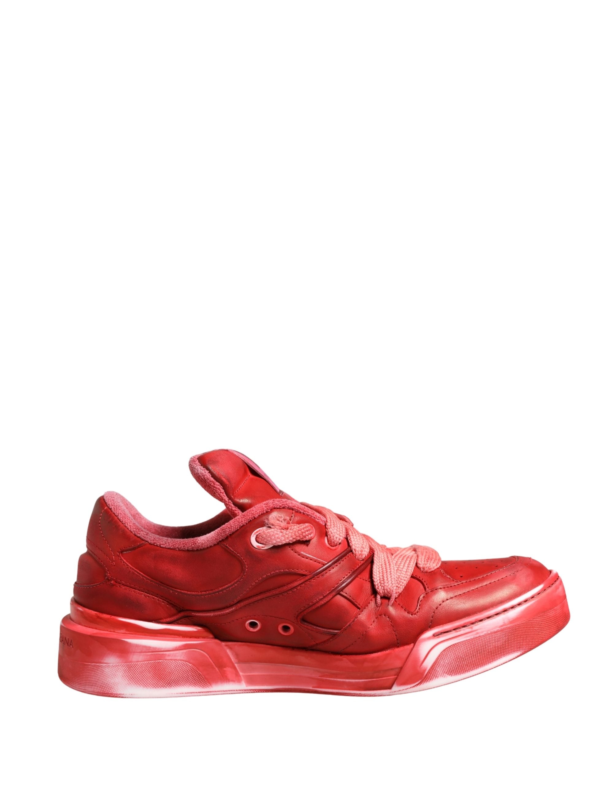 Chaussures sneakers pour homme Dolce & Gabbana en daim rouge délavé, style décontracté avec semelle blanche.