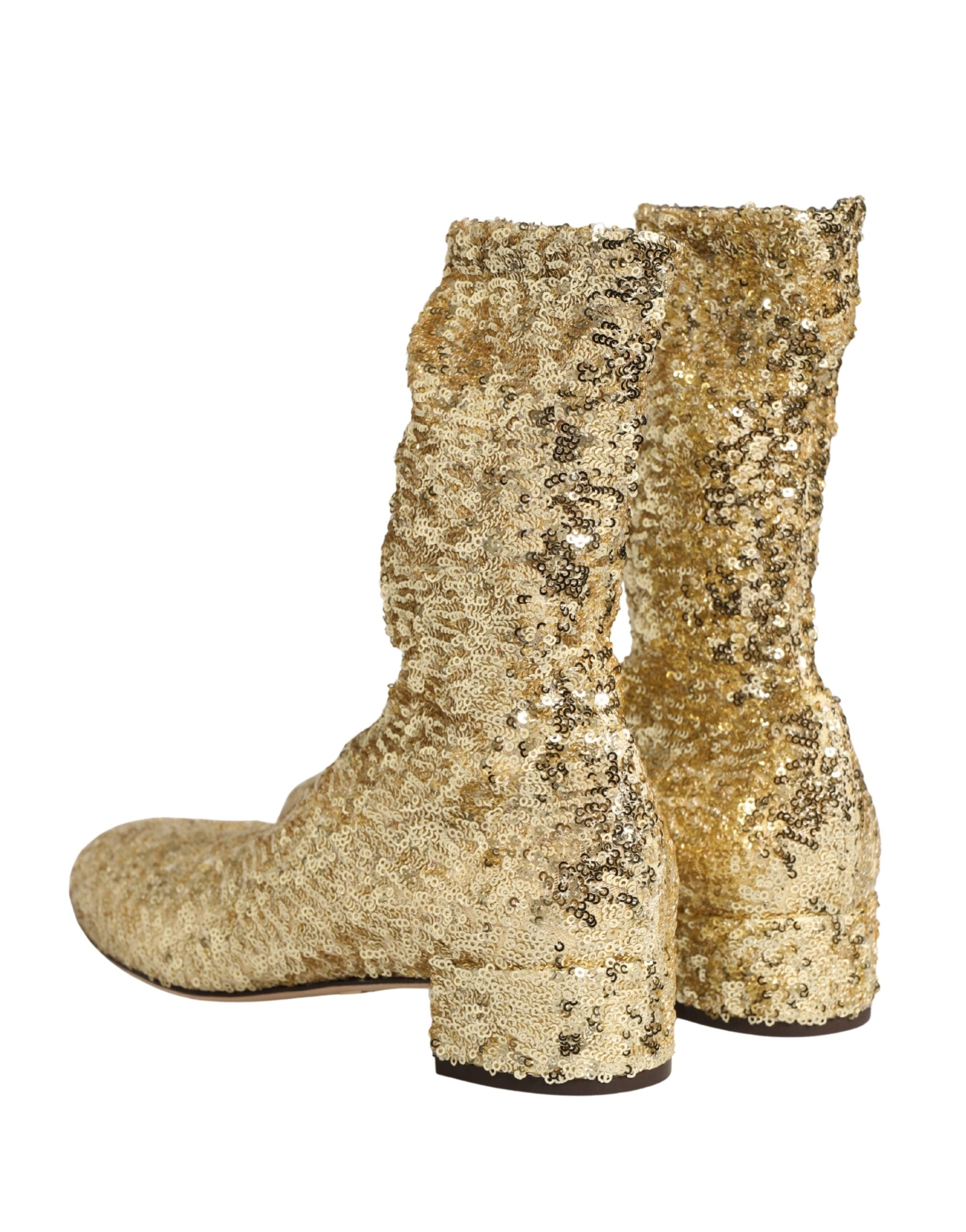 Bottes courtes dorées à sequins Dolce & Gabbana en stretch, mode élégante et brillante, visibles avec détails scintillants.
