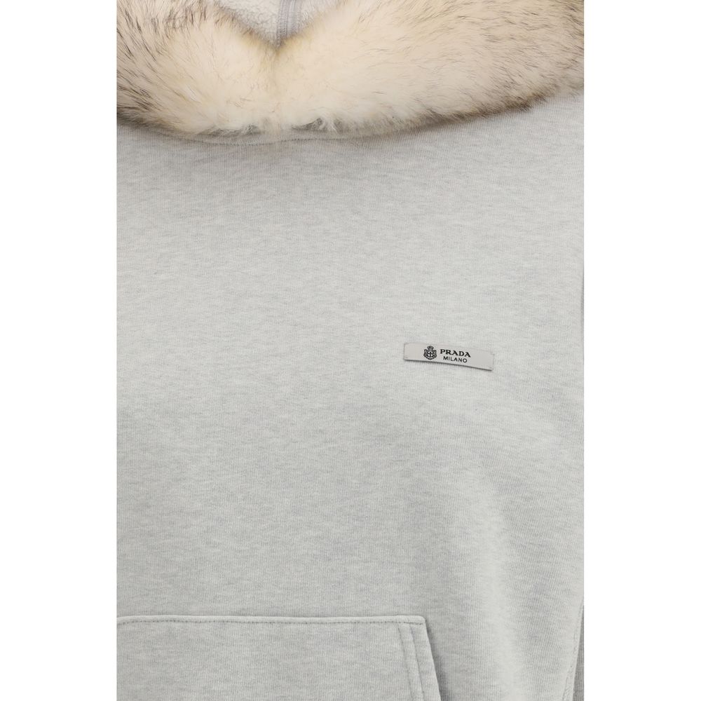 Sweat-shirt gris en coton de la marque Prada, coupe décontractée avec logo Prada visible sur la poitrine.