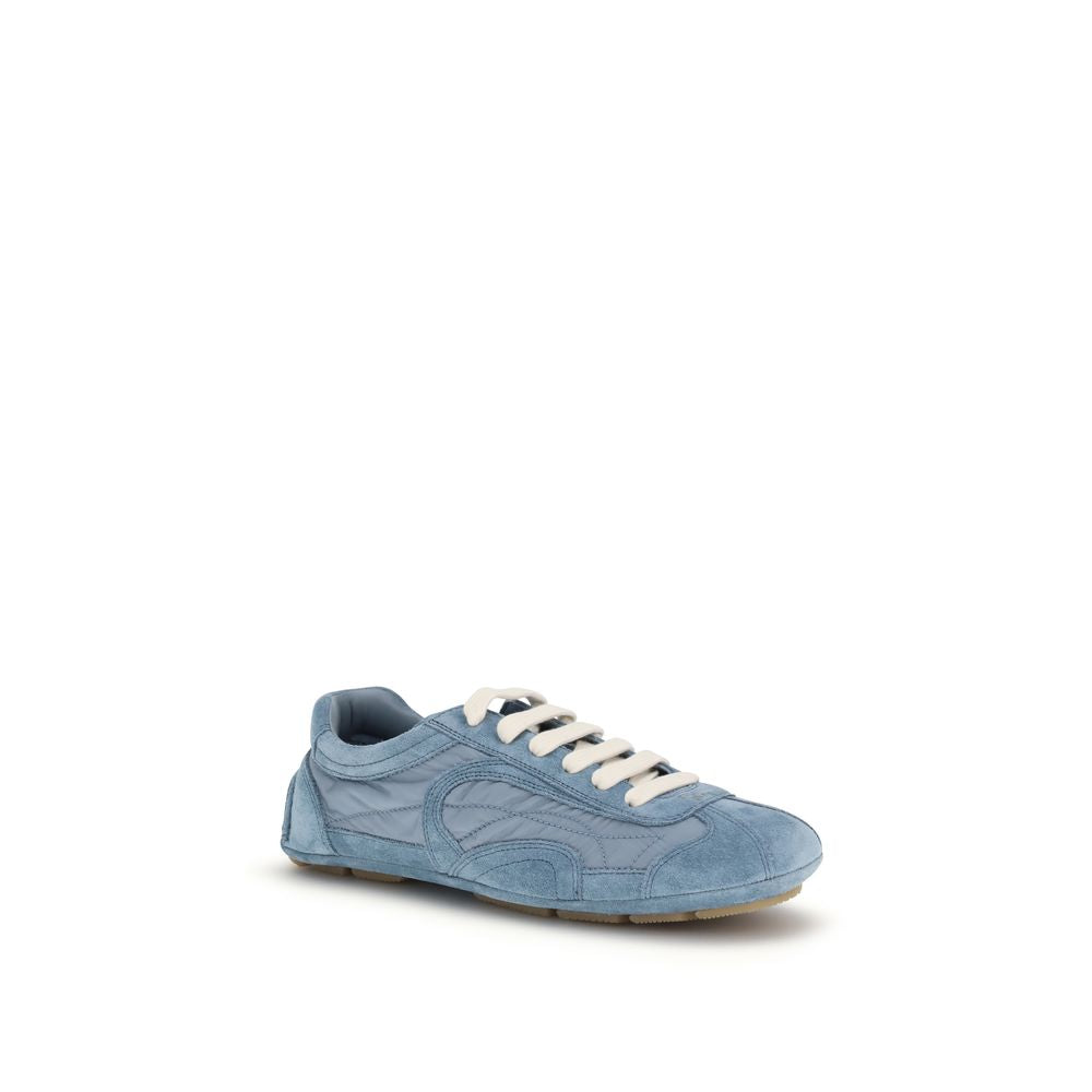 Chaussures de sport Prada en cuir d'agneau bleu, baskets athlétiques élégantes avec détails sophistiqués.