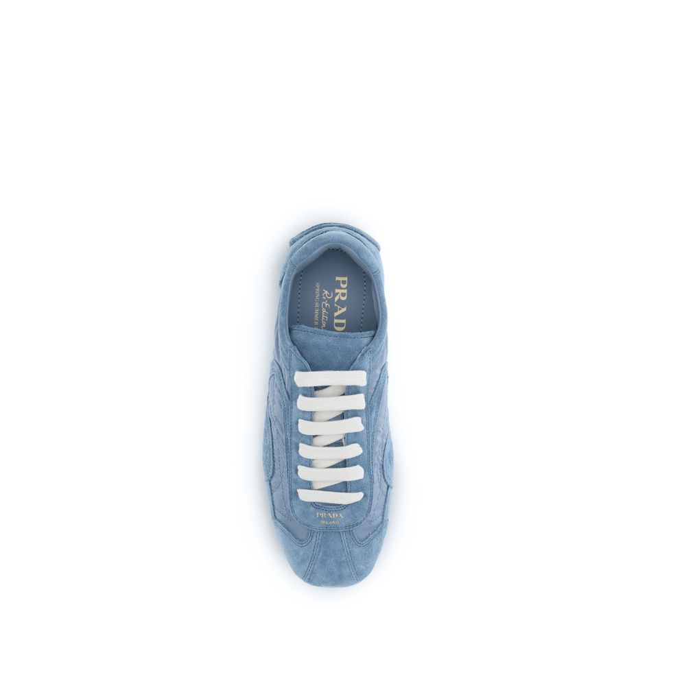 Chaussures de sport Prada en cuir d'agneau bleu avec détails athlétiques, look moderne et élégant.