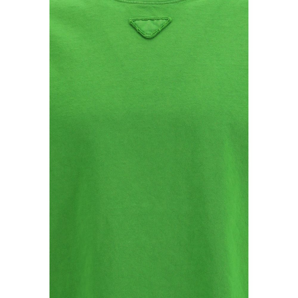 T-shirt en coton bicolore Prada, coupe classique avec logo Prada visible, porté sur mannequin.