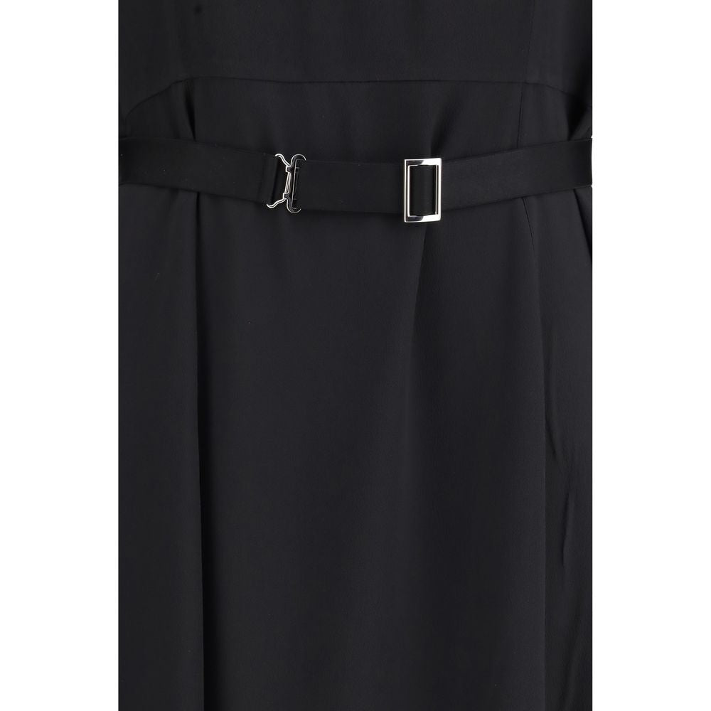 Robe décontractée en acétate noire de Prada, style élégant et contemporain, portée avec accessoires assortis.