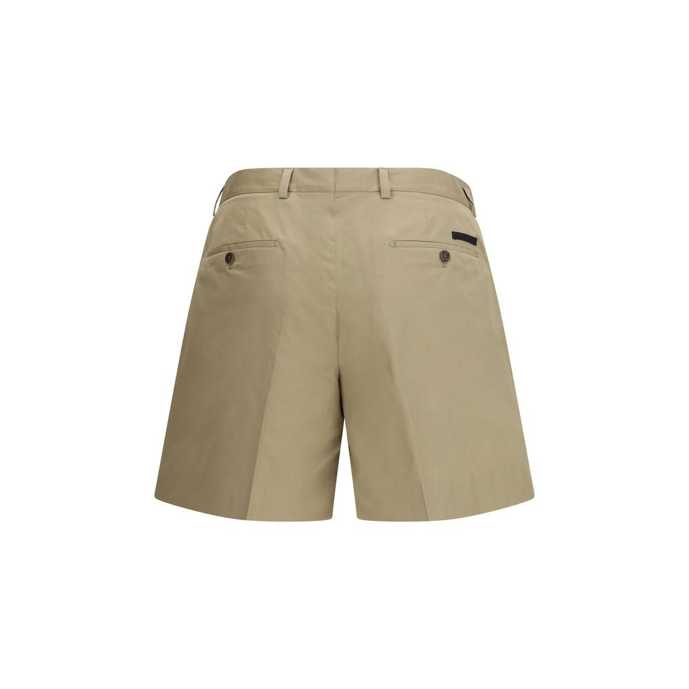 Shorts bermuda en coton beige de Prada, style décontracté, avec coupe classique et détails élégants visibles sur l’image.