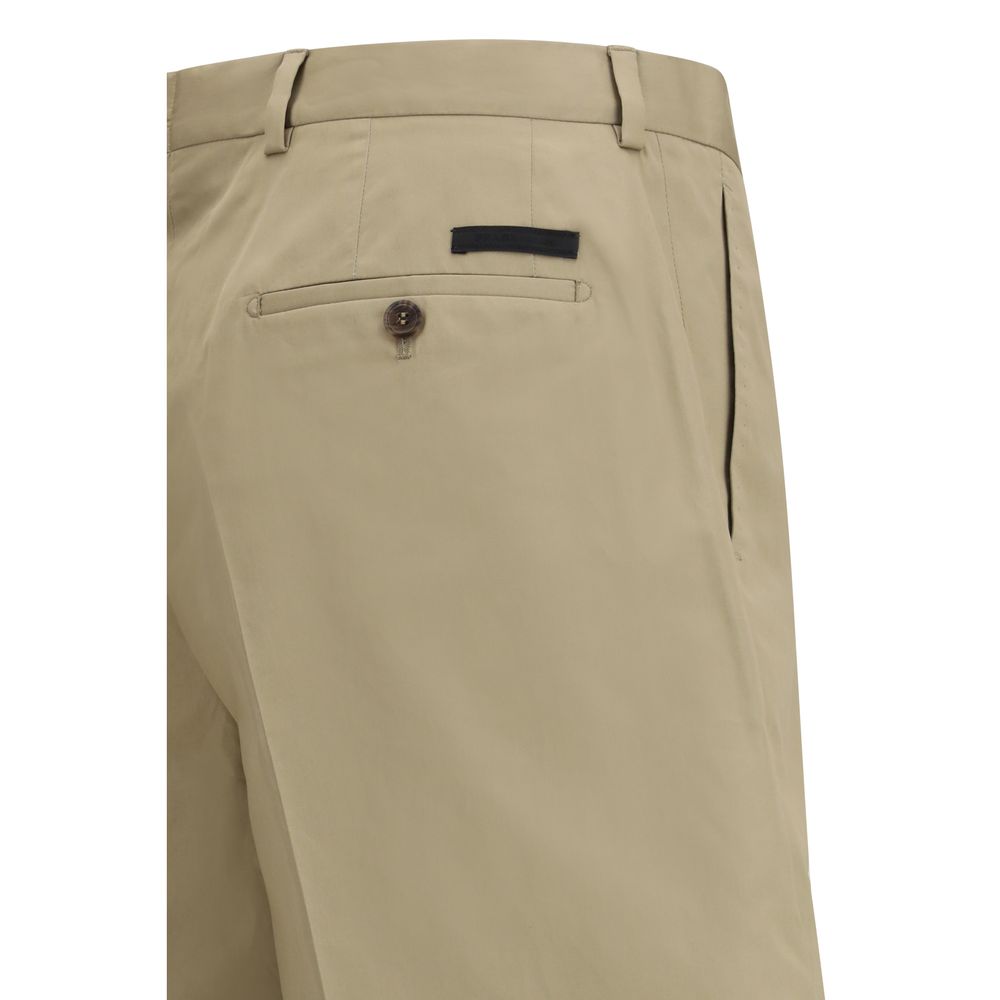 Shorts bermuda en coton beige de Prada, vêtement pour homme ou femme, avec coupe classique et détails élégants.