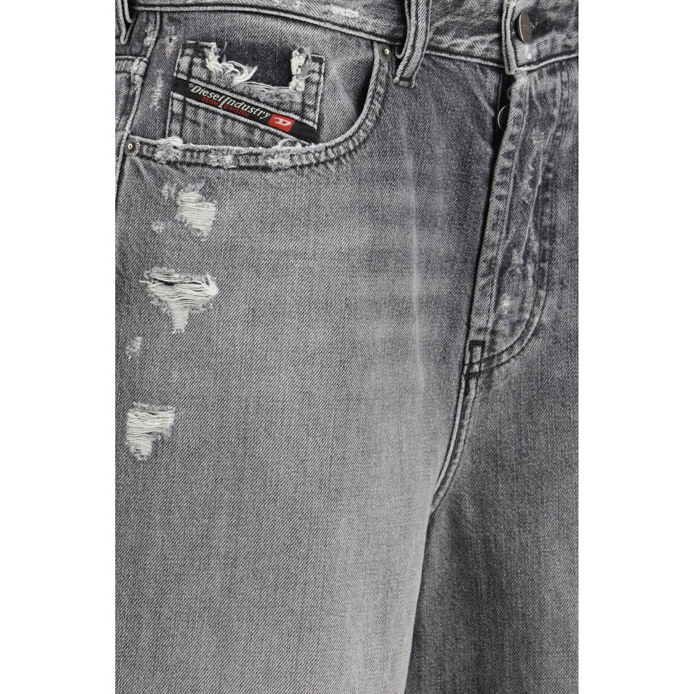 Shorts bermuda en coton gris de la marque Diesel, coupe décontractée avec ceinture et poches visibles.