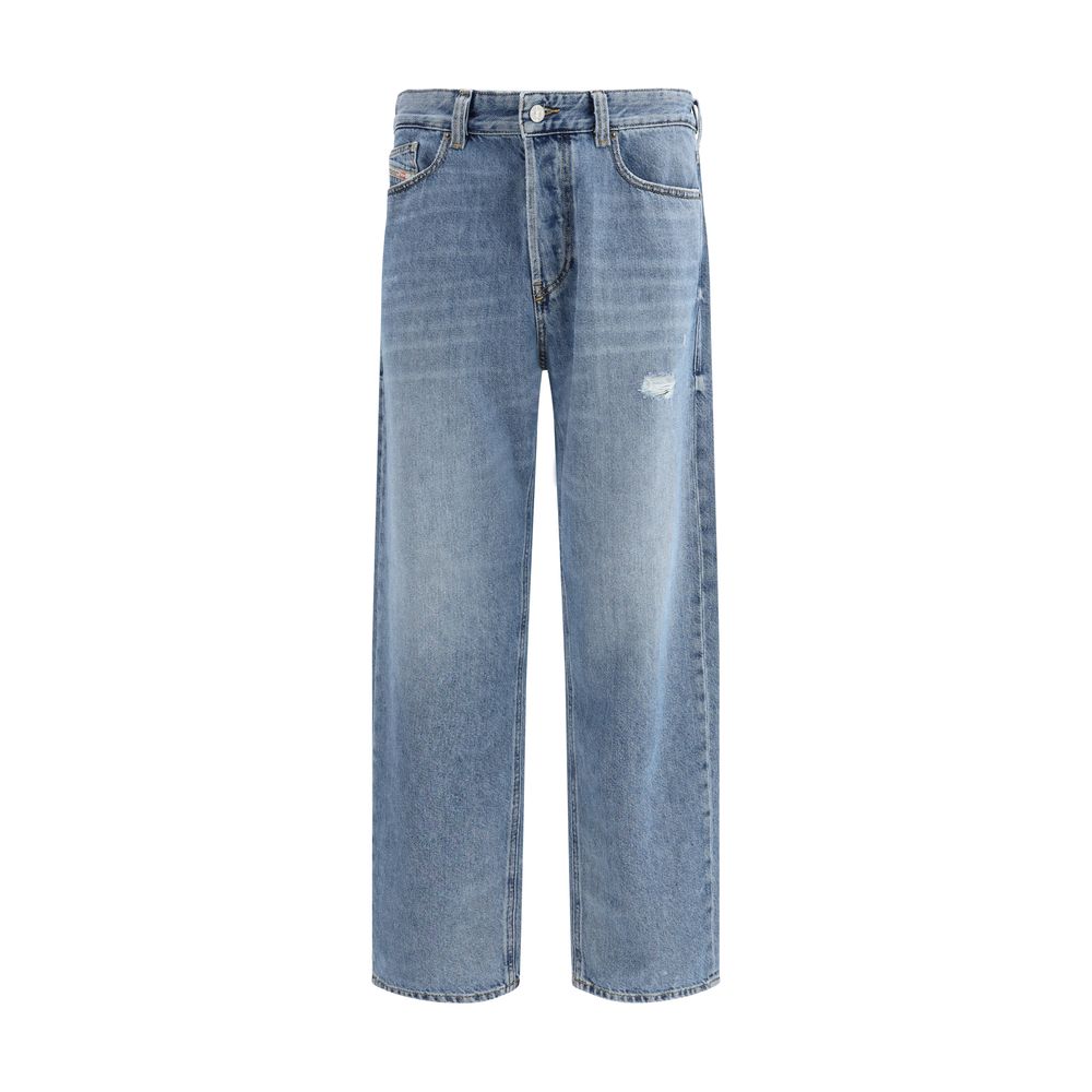 Jeans Diesel en coton bleu à coupe décontractée, style relaxé, visibles avec détails de couture et poches.
