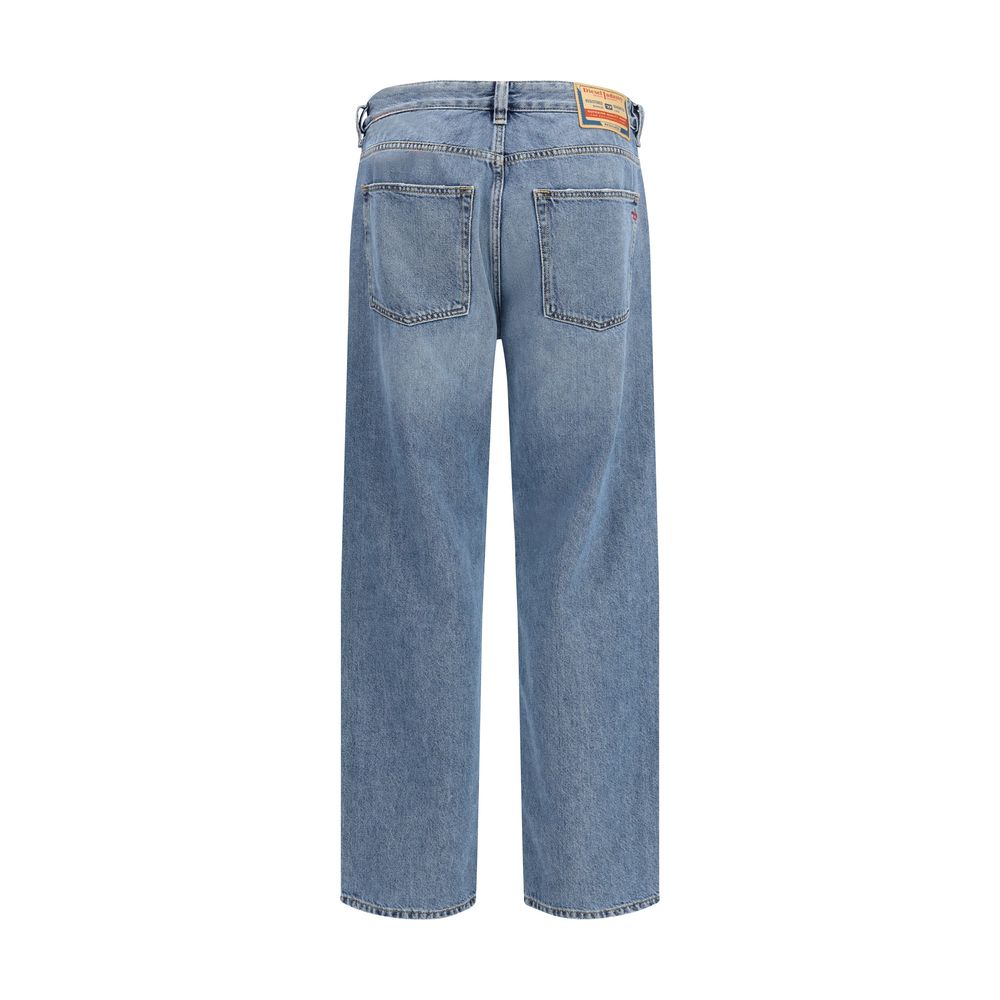 Jeans Diesel en coton bleu, coupe décontractée, style relaxé, visibles avec une coupe ample et une finition classique.