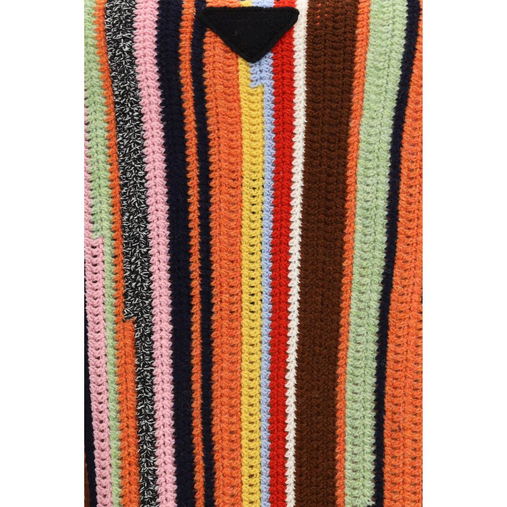 Pull en laine multicolore Prada pour homme, coupe décontractée et détails colorés visibles sur le vêtement.
