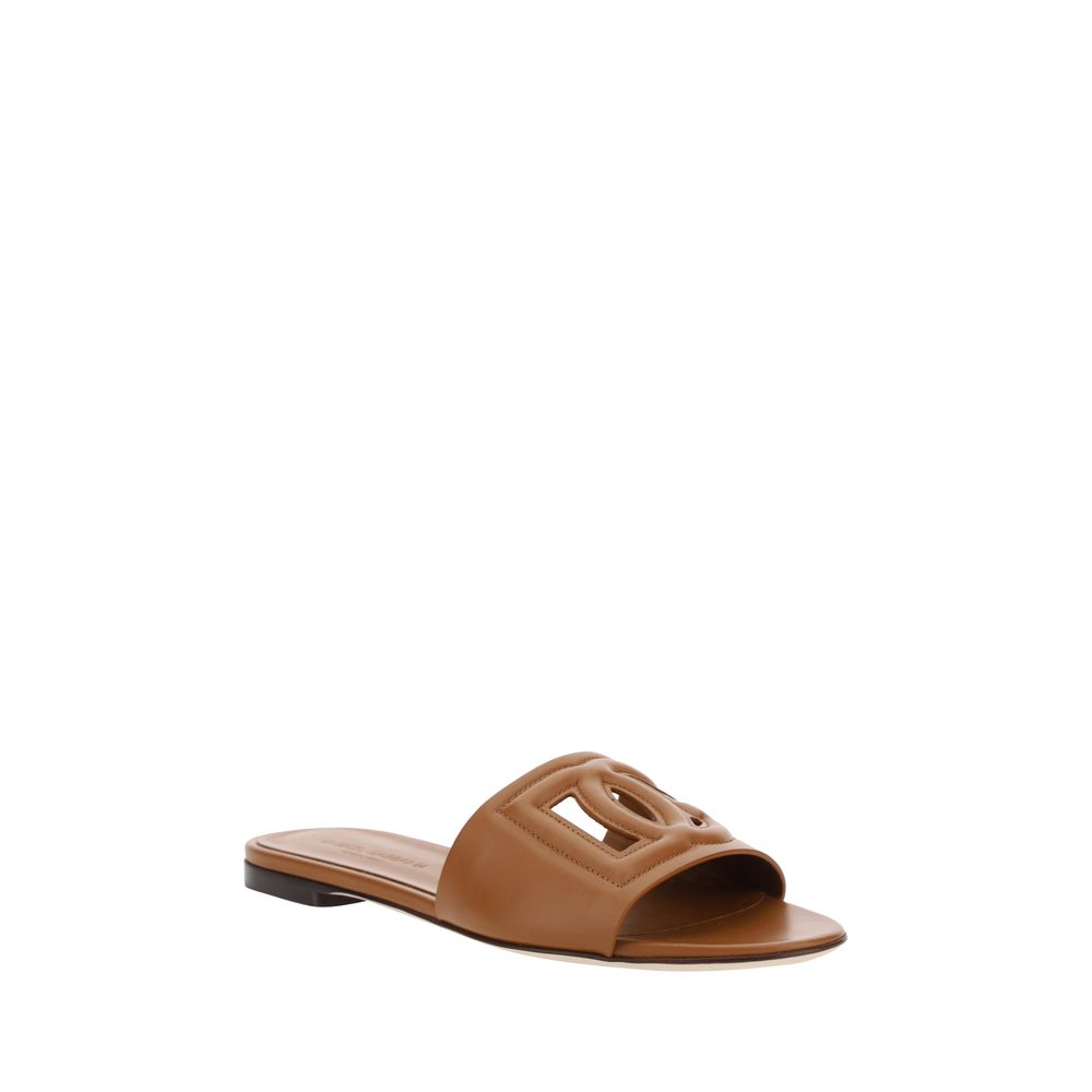 Sandales plates en cuir de veau marron Bos Taurus de Dolce & Gabbana, avec design élégant et finition raffinée.