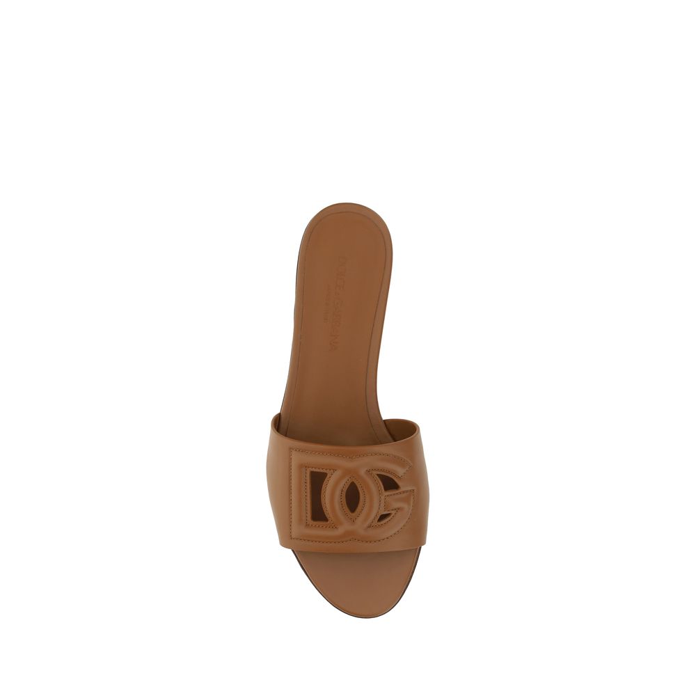 Sandales plates en cuir de veau marron Bos Taurus de Dolce & Gabbana, avec design élégant et confortabel pour femme.
