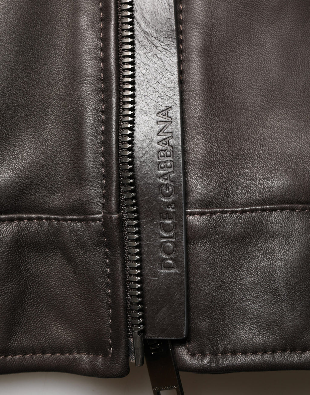 Veste de motard en cuir d'agneau noir Dolce & Gabbana avec fermeture éclair complète, style moderne et élégant.