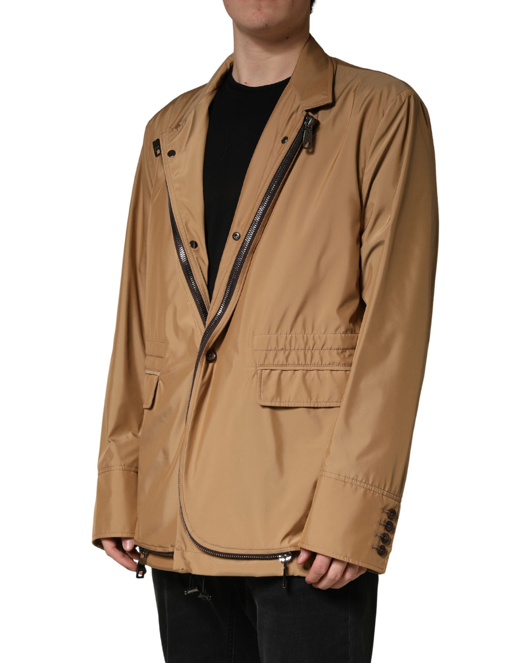 Manteau marron Dolce & Gabbana à un seul rangée, avec superposition élégante, porté en extérieur.