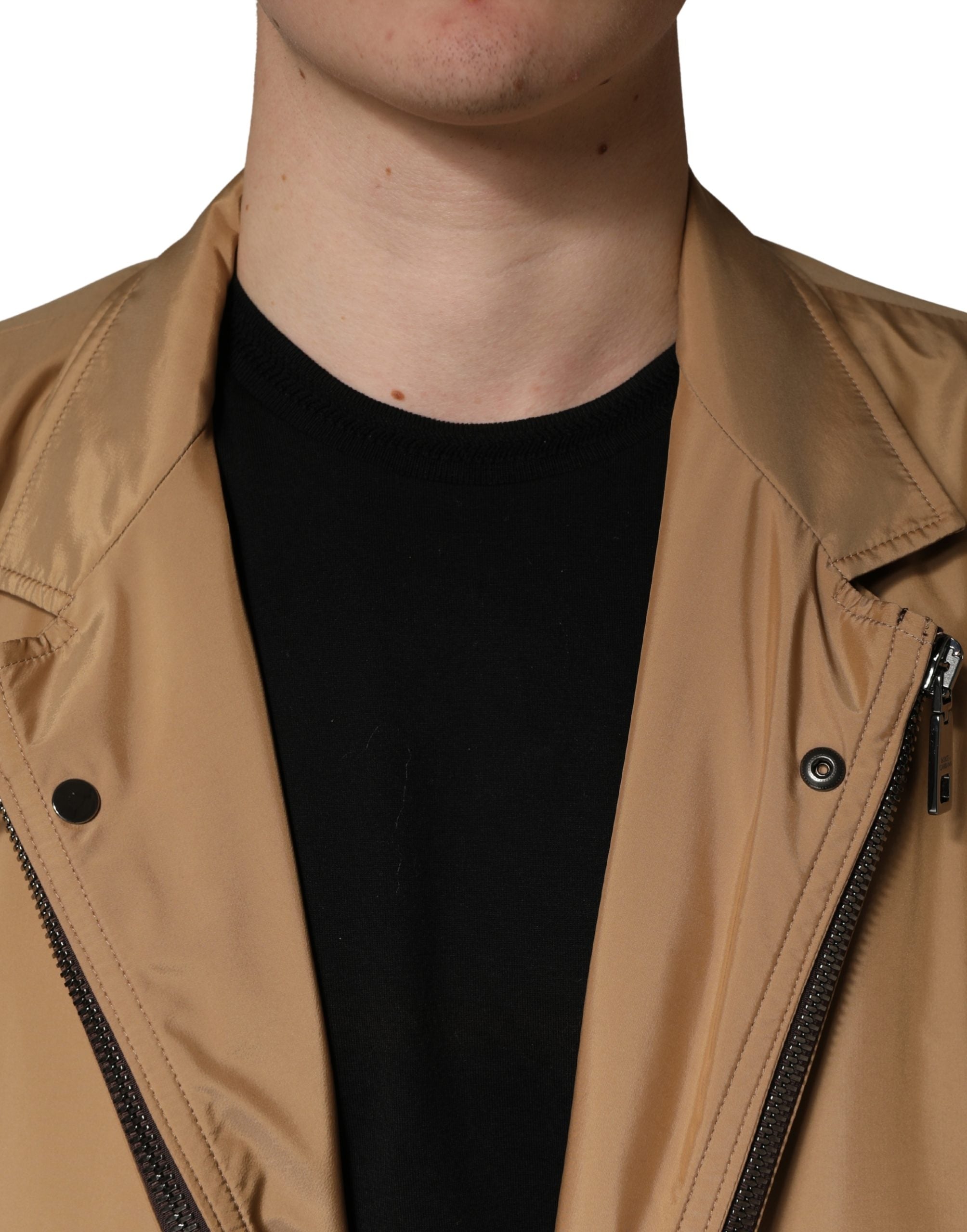 Manteau marron Dolce & Gabbana à un seul boutonnage, doublé, avec une coupe en couches, porté sur un mannequin.