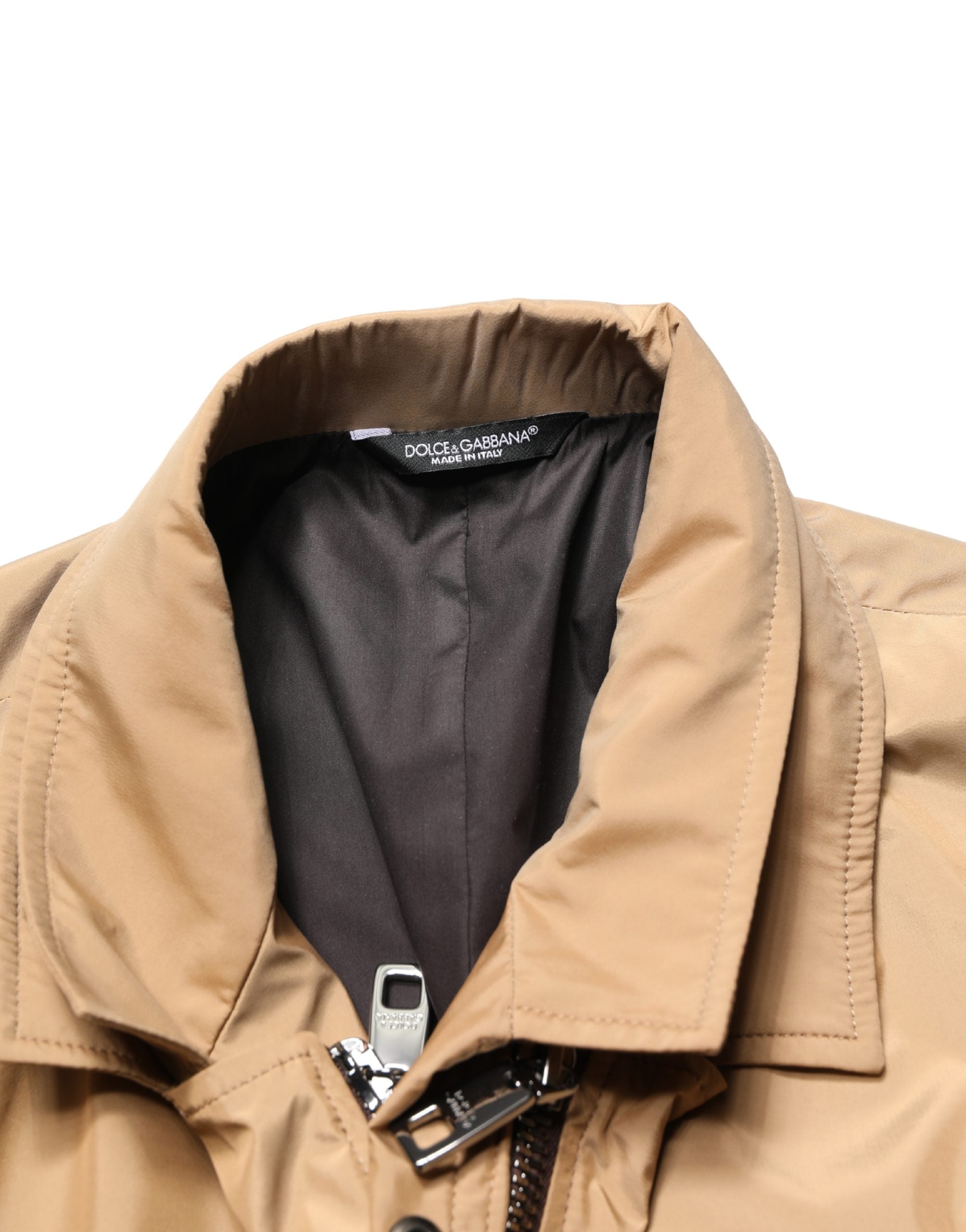 Manteau en laine marron à un seul boutonnage de Dolce & Gabbana, coupe élégante et couche superposée visible sur le mannequin.