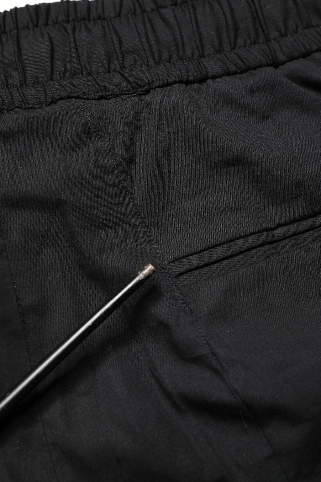 Pantalon jogger homme Dolce & Gabbana en coton noir, coupe skinny, style décontracté et moderne.