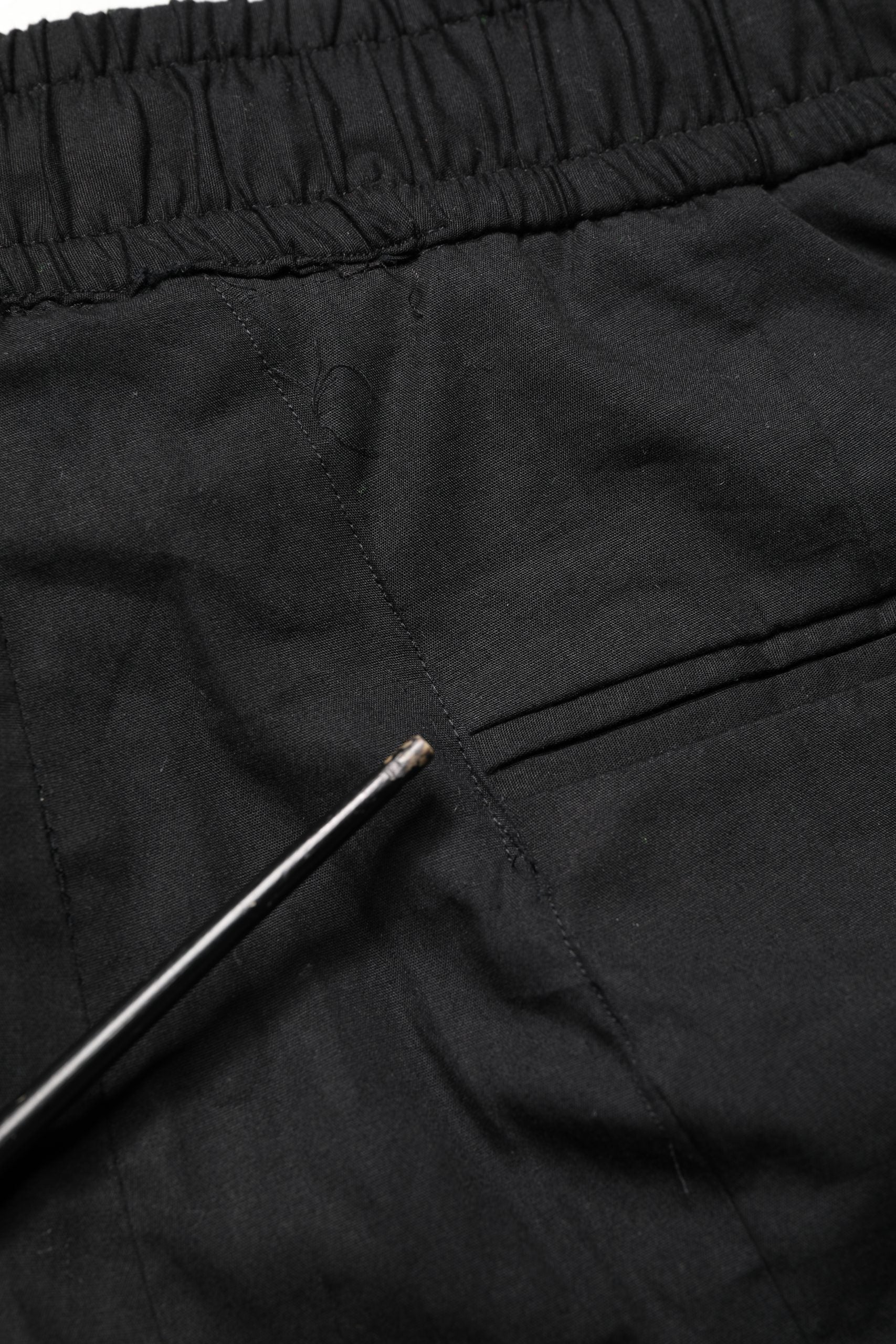 Pantalon jogger homme Dolce & Gabbana en coton noir, coupe skinny, style décontracté et moderne.