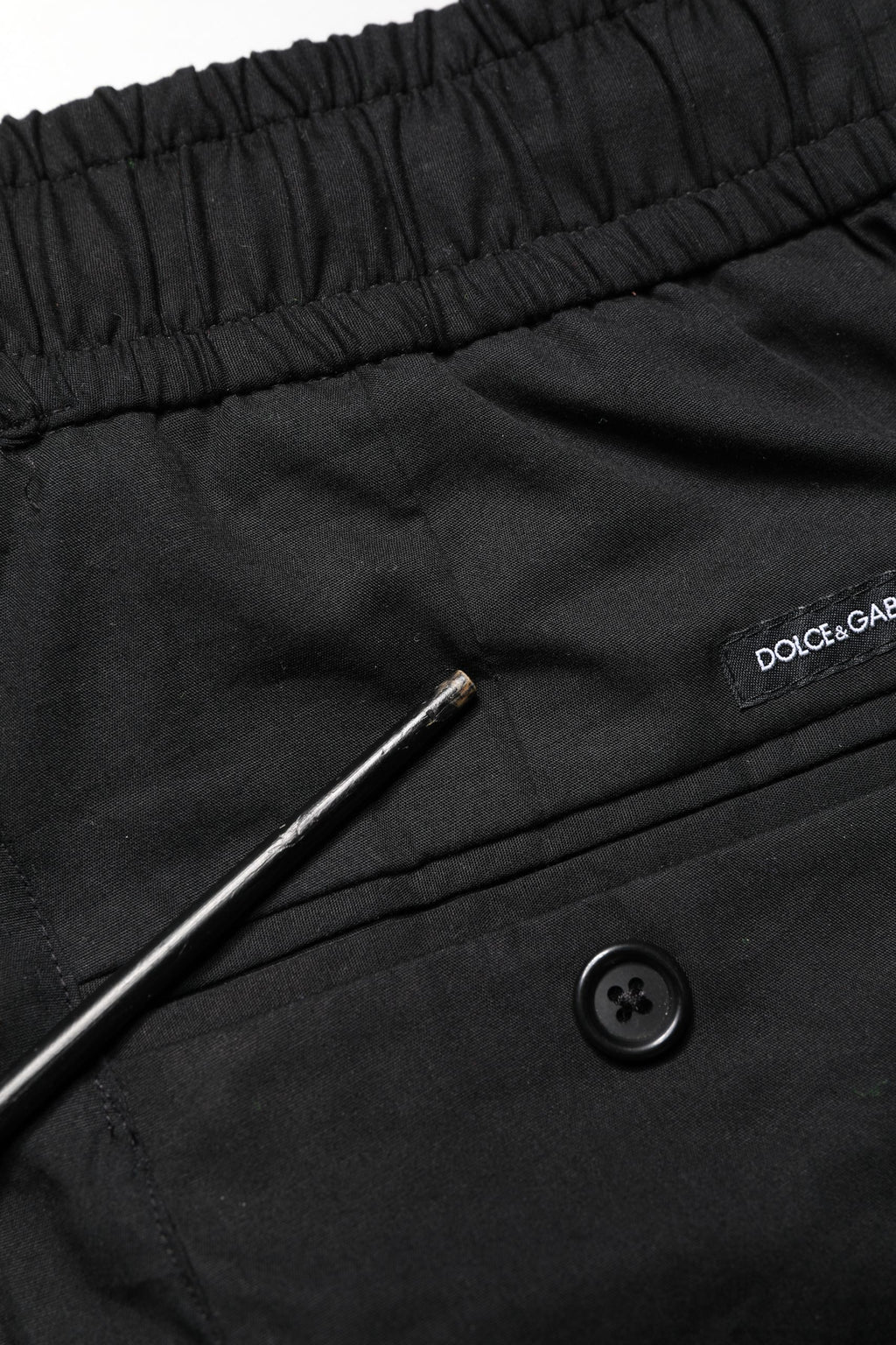 Pantalon jogger skinny noir en coton pour homme de Dolce & Gabbana, ajusté et confortable, avec détail de couture visible.