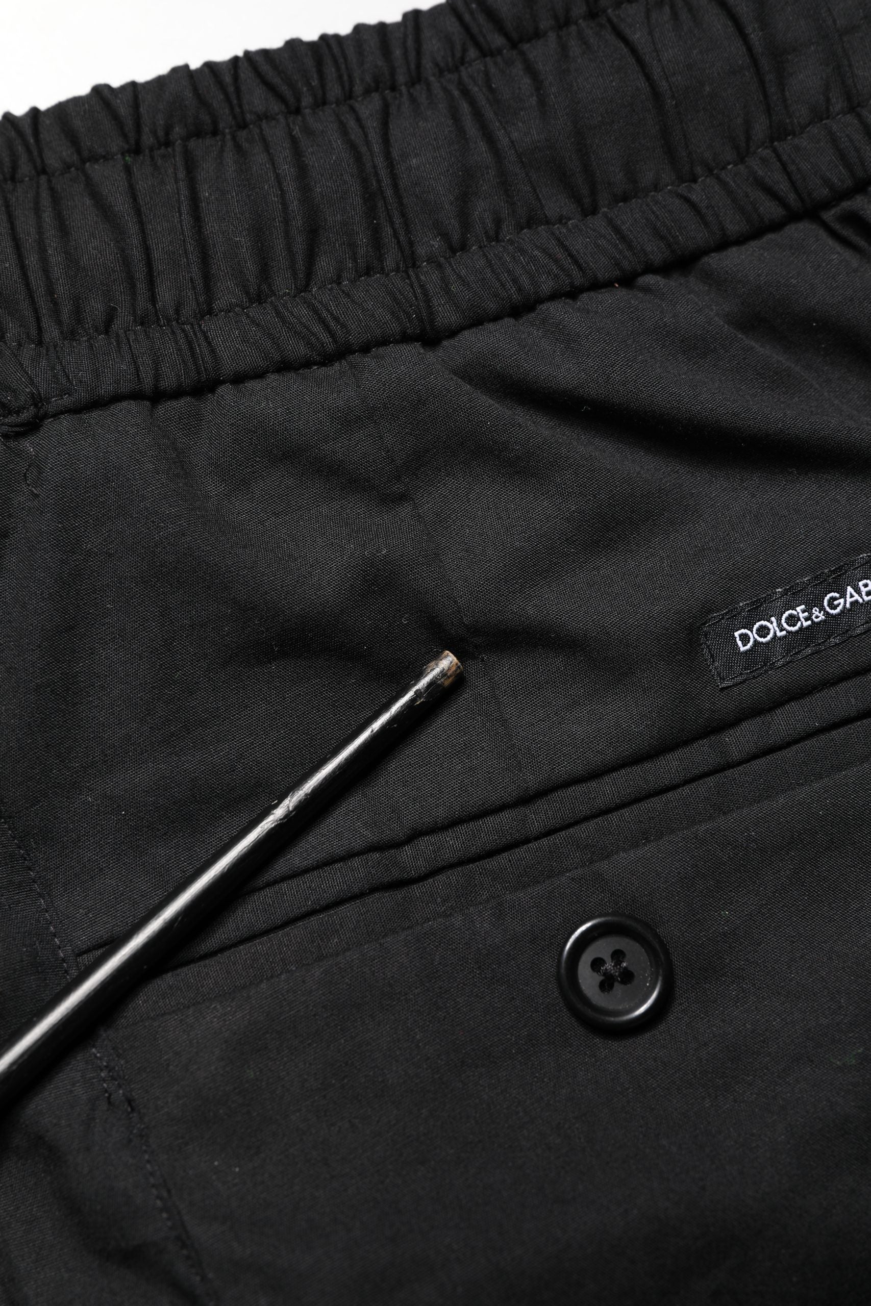 Pantalon jogger skinny noir en coton pour homme de Dolce & Gabbana, ajusté et confortable, avec détail de couture visible.