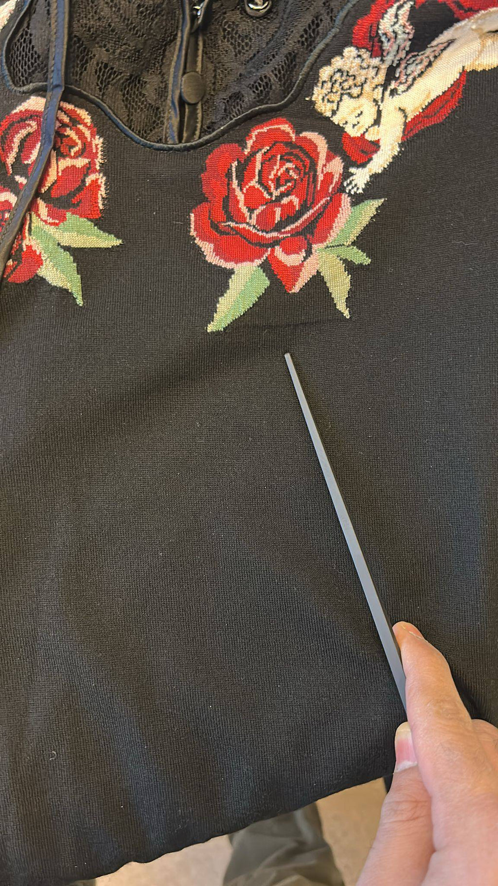 Pull Dolce & Gabbana en dentelle noire avec motif de roses angels, cardigan élégant pour femme, détail raffiné et féminin.
